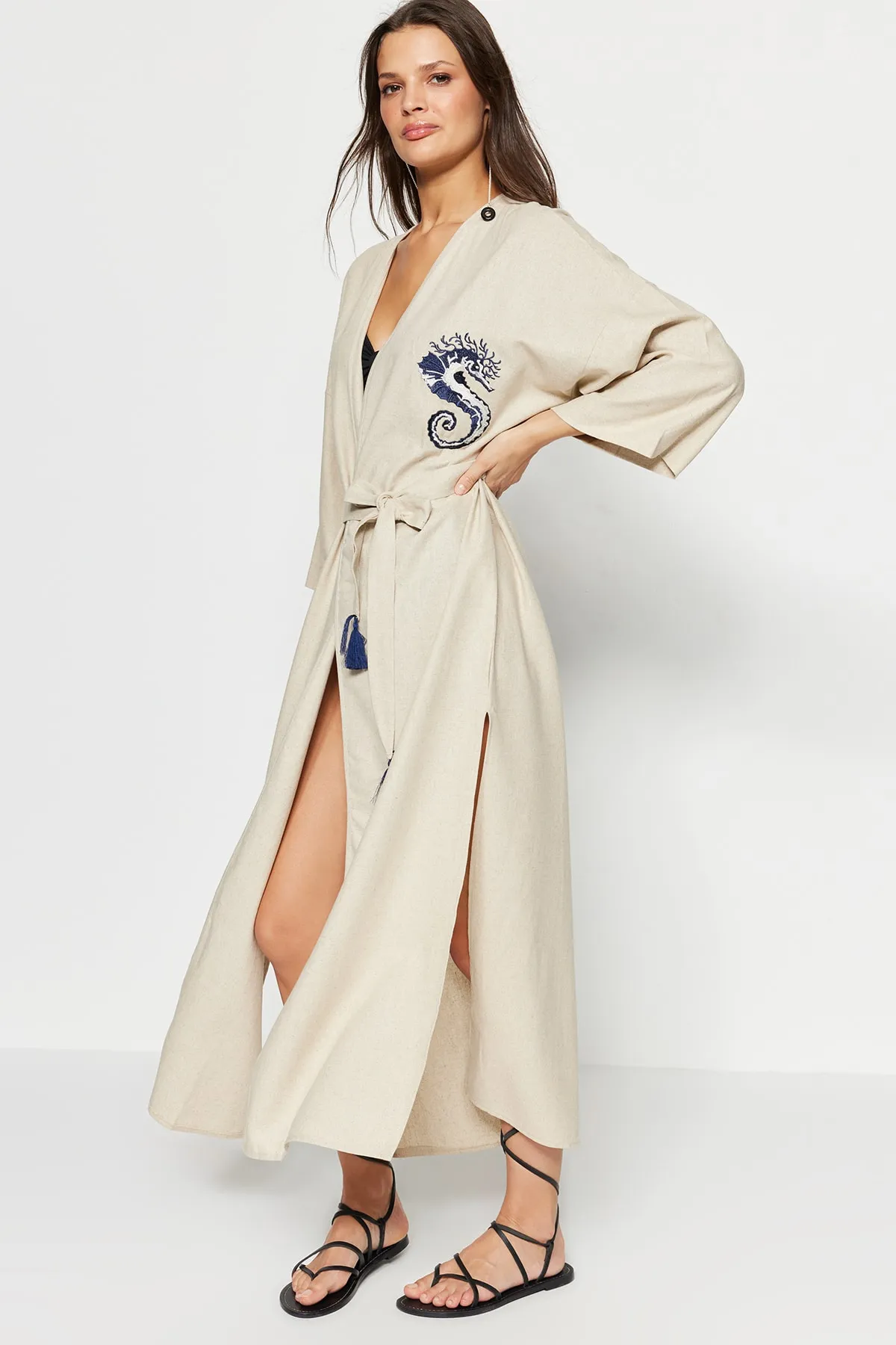 Trendyol Collection  Marineblauer Maxi-Kimono und Kaftan aus 100 % Baumwolle mit Gürtel, Stickereien und Stickereien TBESS20KM0051