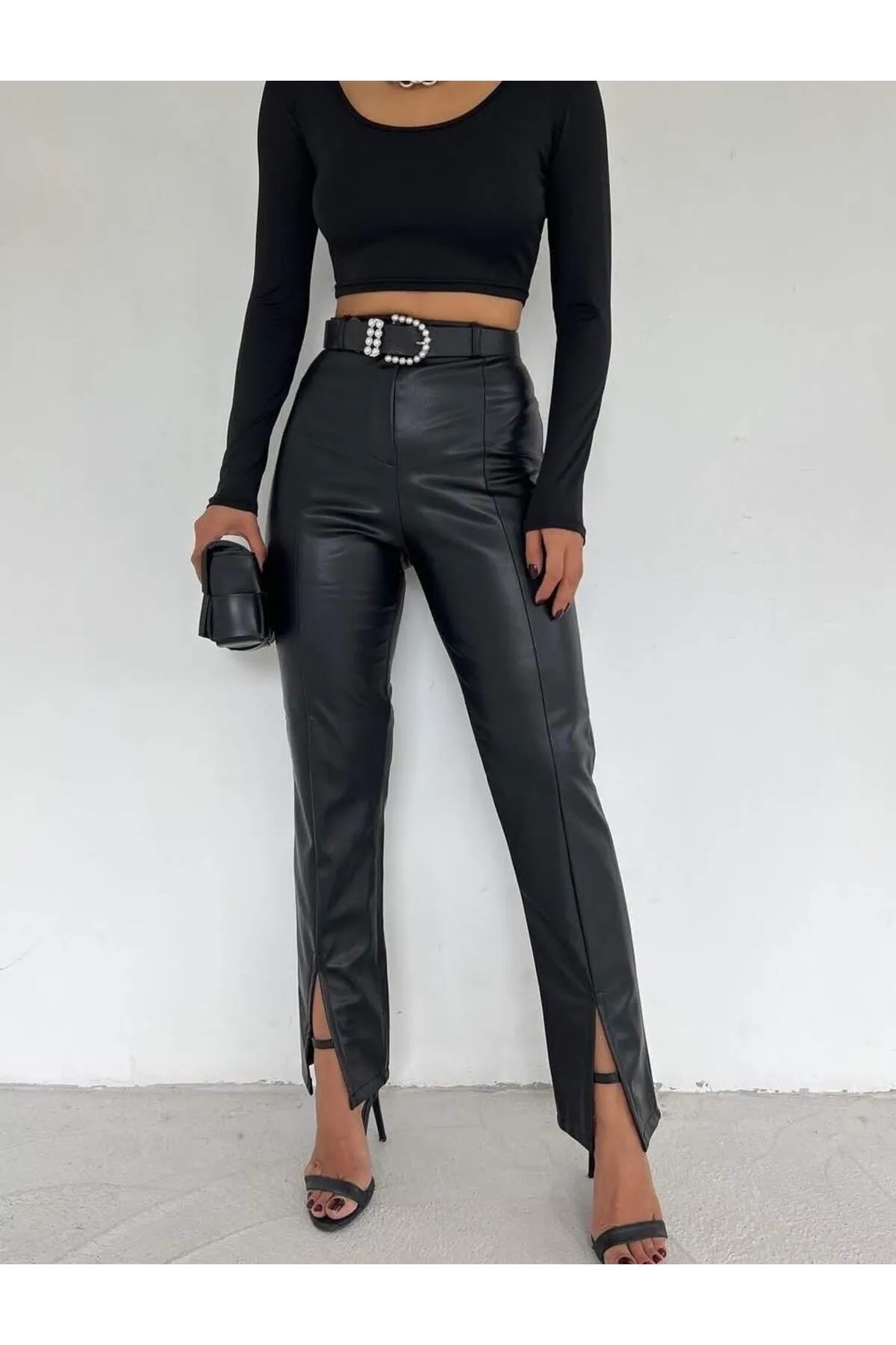 MERSİ  Schwarze Kunstlederhose mit Schlitzen an den Beinen und gerippter Innenseite