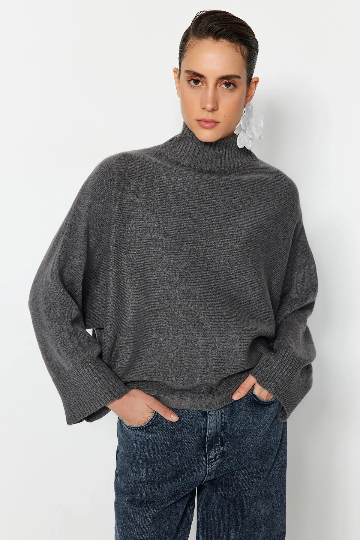 Trendyol Collection  Anthrazitfarbener, weich strukturierter Strickpullover mit weiter Passform TWOAW20KZ1059
