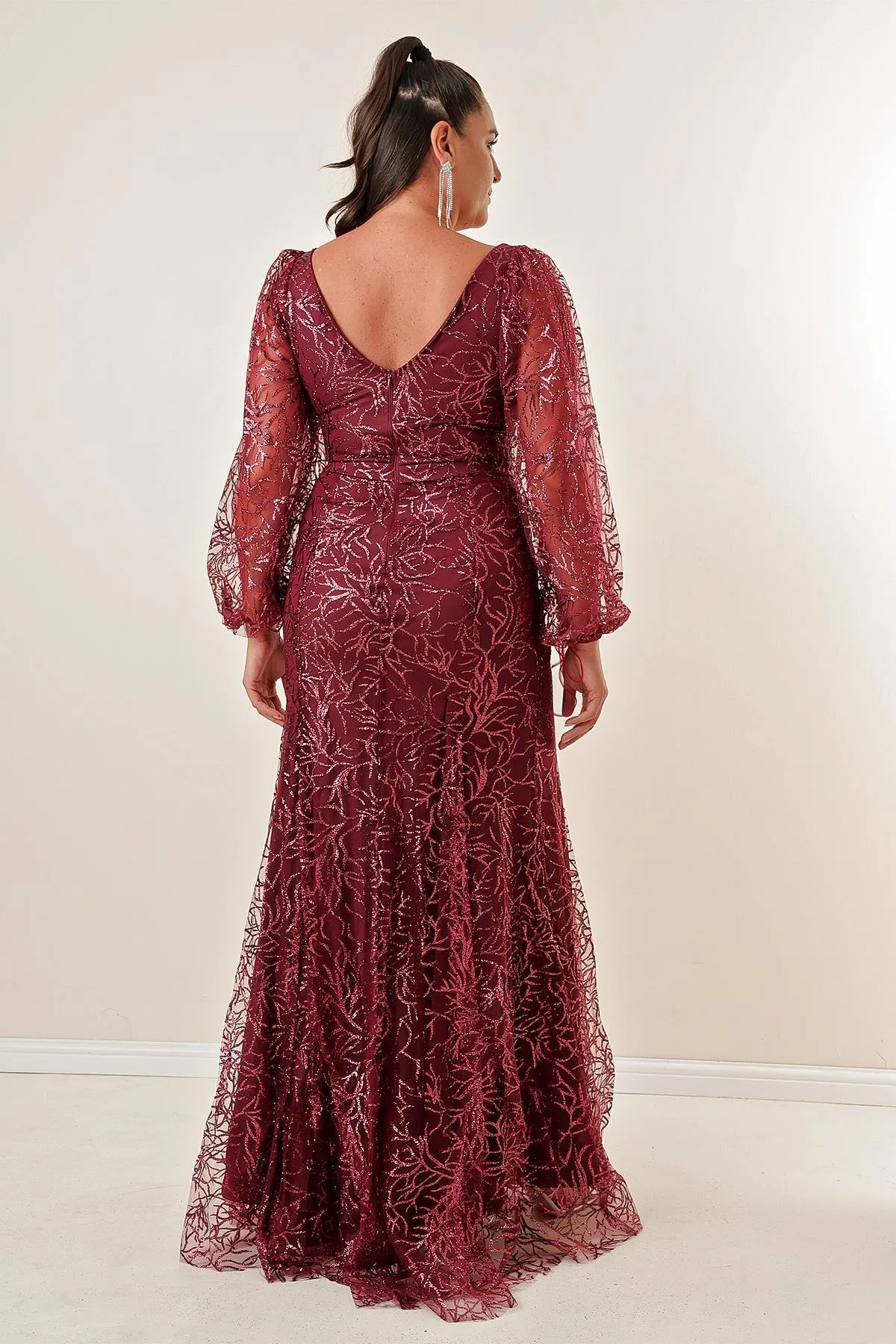 By Saygı  Langes Kleid in Übergröße mit glitzerndem Flockdruck vorne und hinten, V-Ausschnitt