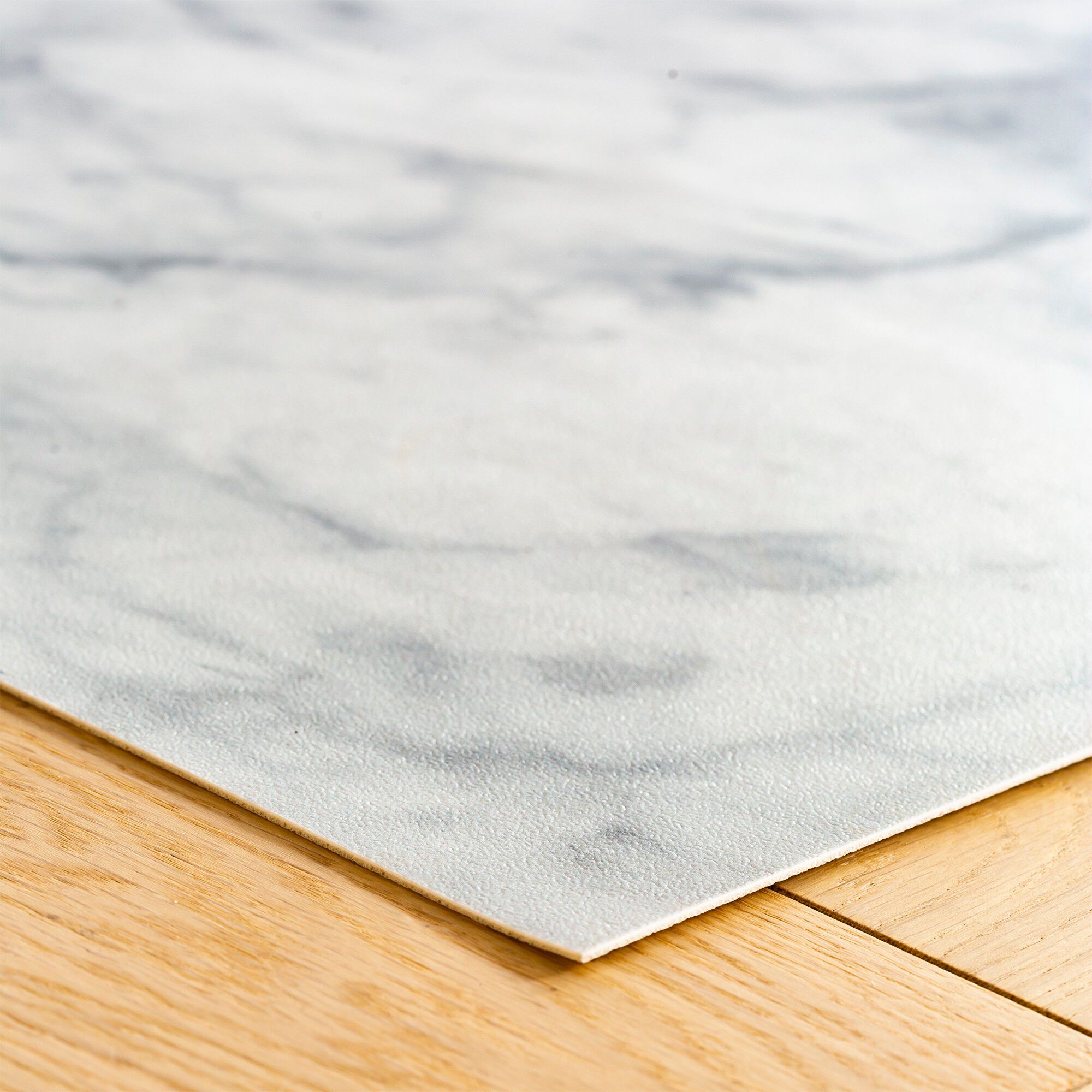 Tapis vinyle effet marbre blanc
