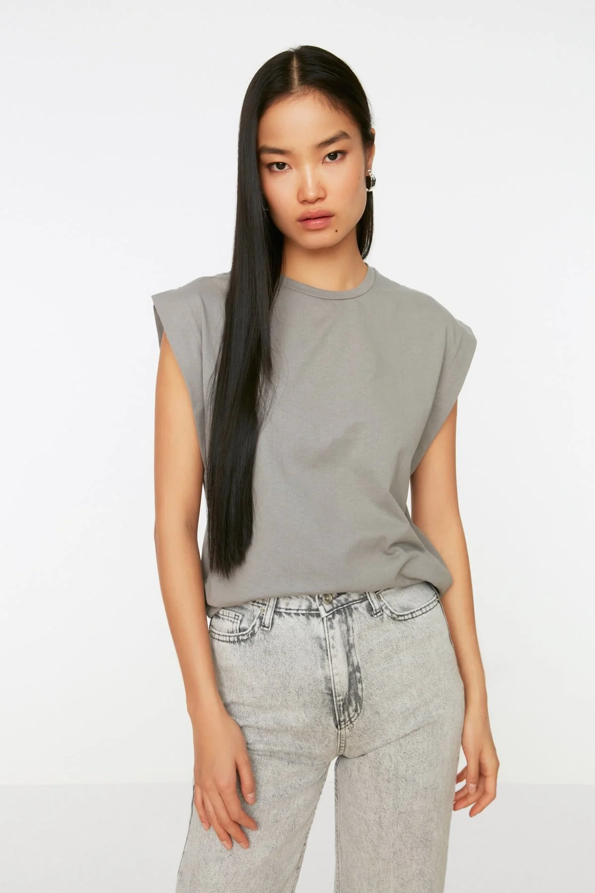 Trendyol Collection  Graues Basic-Strick-T-Shirt mit Rundhalsausschnitt aus 100 % Baumwollwatte TWOSS20TS0021