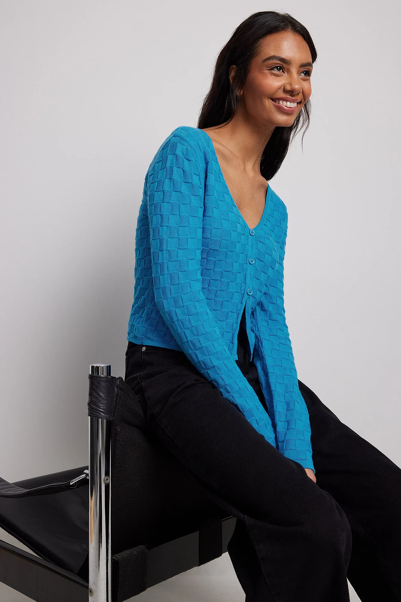 Quadratische Strickjacke mit Knotendetail