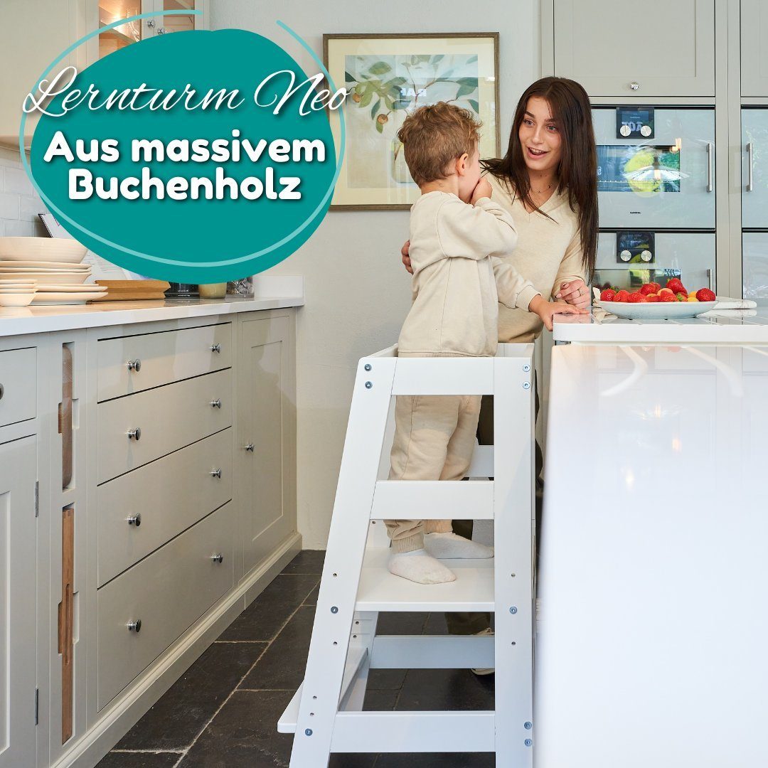Alavya Home® Stehhilfe NEO I Bestseller mit Bewertung, Lernturm Montessori Küchenhelfer Ständer, Verstellbare Kleinkind Stufen mit Sicherheitsschiene, Mehr Sicherheit bei Kindererziehung, Buchenholz von hoher Qualität in weiß, PEFC-zertifiziert I Mad