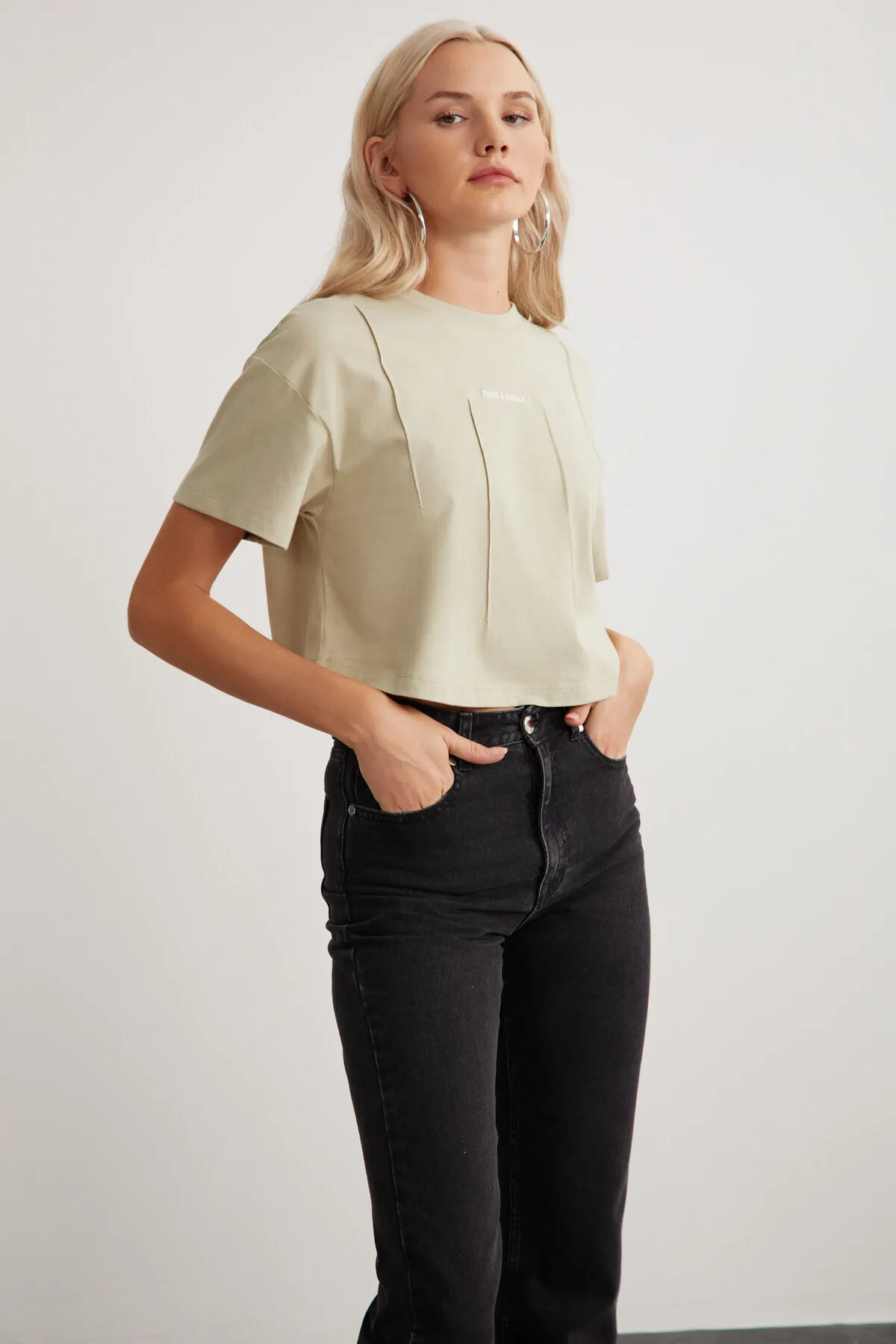 GRIMELANGE  Keanne Damen-T-Shirt in Hellkhaki aus 100 % Baumwolle in Beige mit Stickerei-Detail