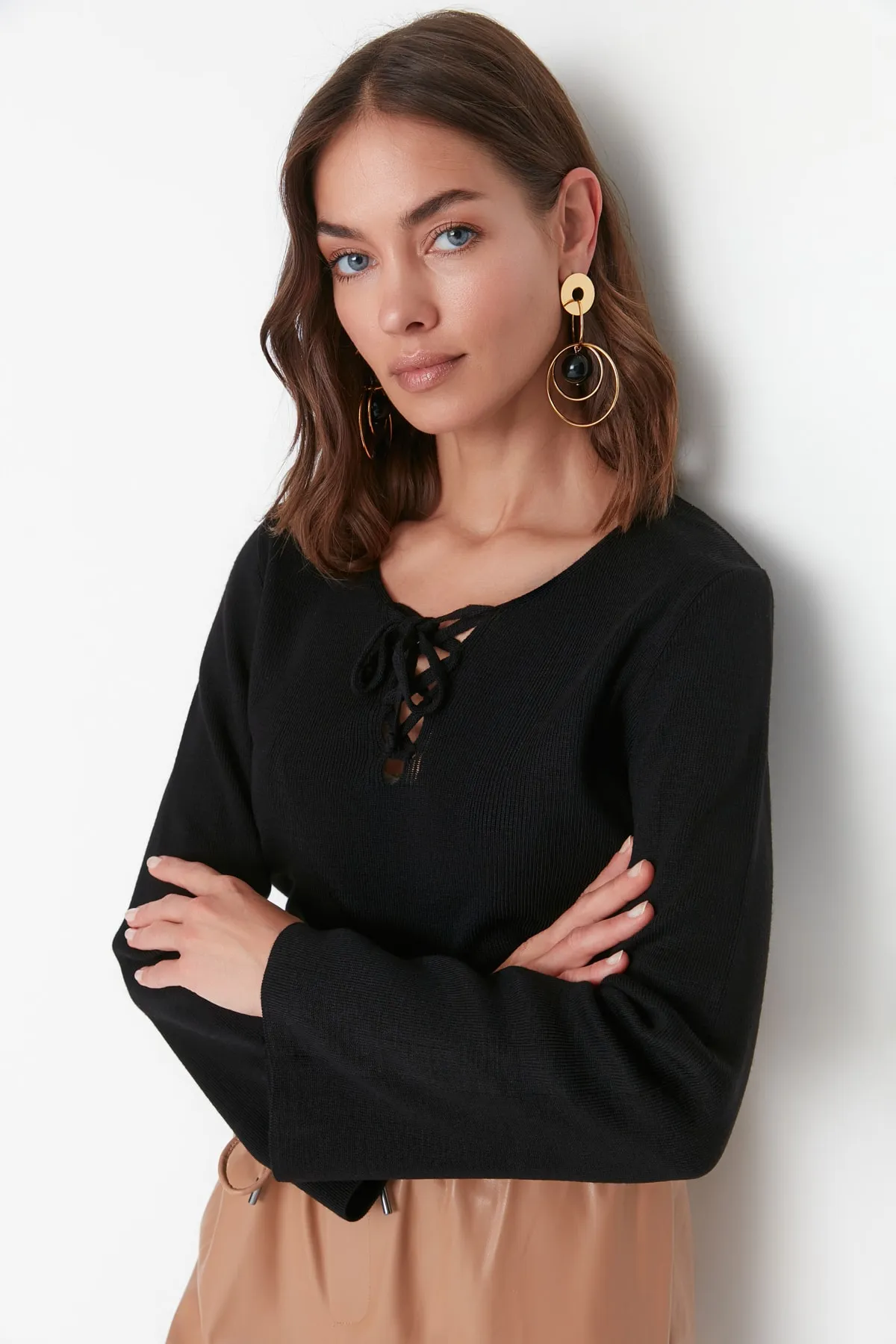 Trendyol Collection  Schwarzer Strickpullover mit Spitzendetail TWOAW23KZ01335