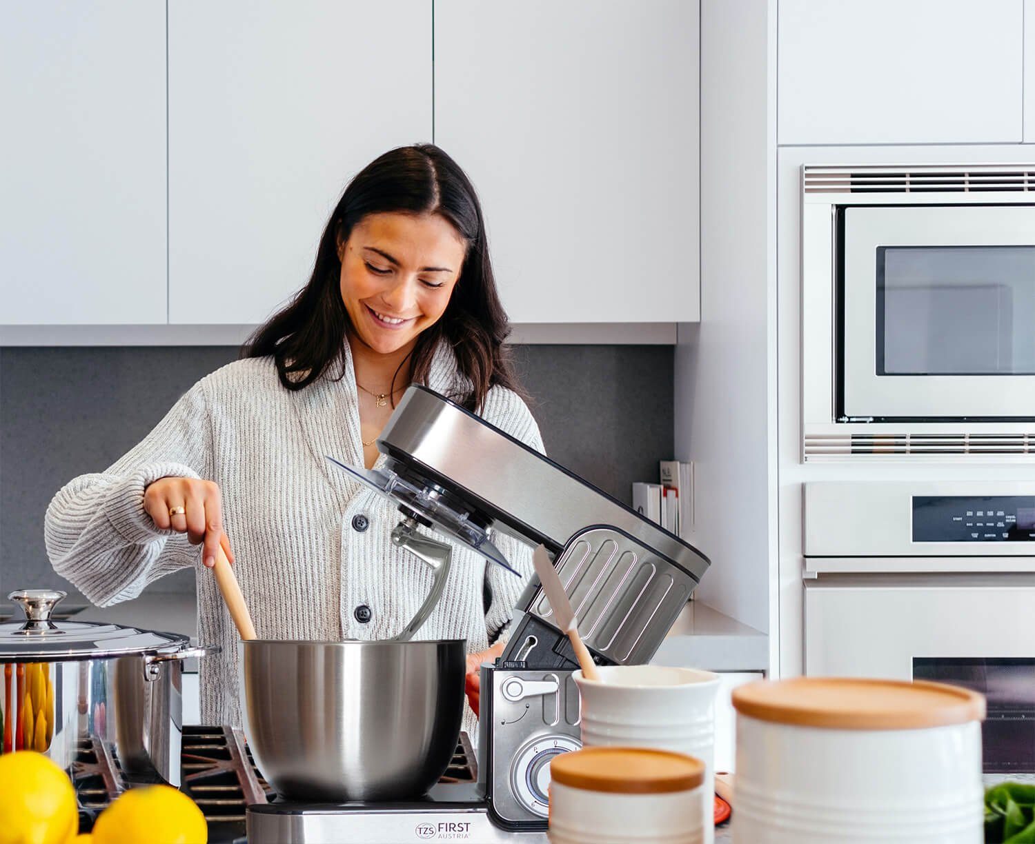 TZS FIRST AUSTRIA Küchenmaschine Profi Küchenmaschine 1300 W, 5L Behälter, 6 Geschwindigkeiten, 1300 W, Knetmaschine, Küchenmaschine mit Knetfunktion, Standmixer, Edelstahl