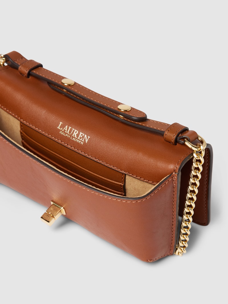 Clutch mit Label-Applikation in cognac