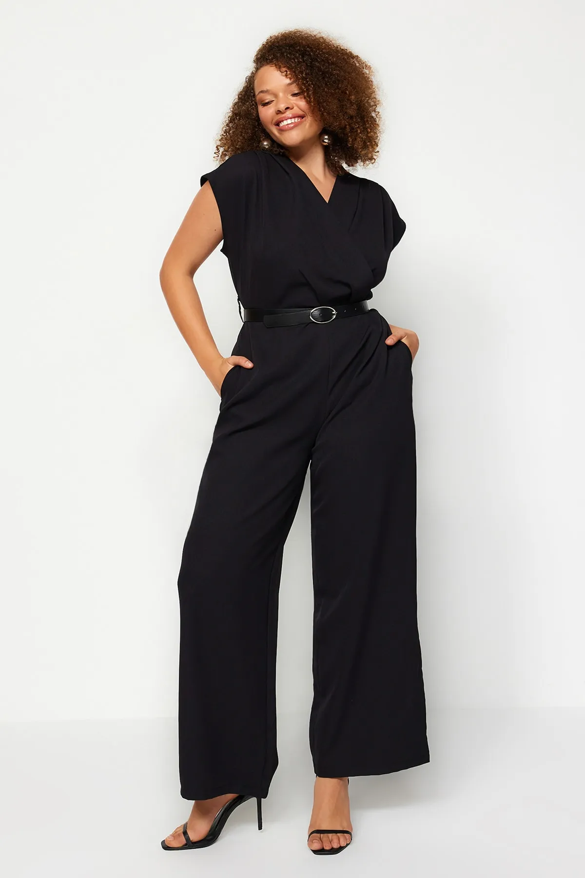 Trendyol Curve  Schwarzer gewebter Overall mit Gürtel TBSSS23BG00004