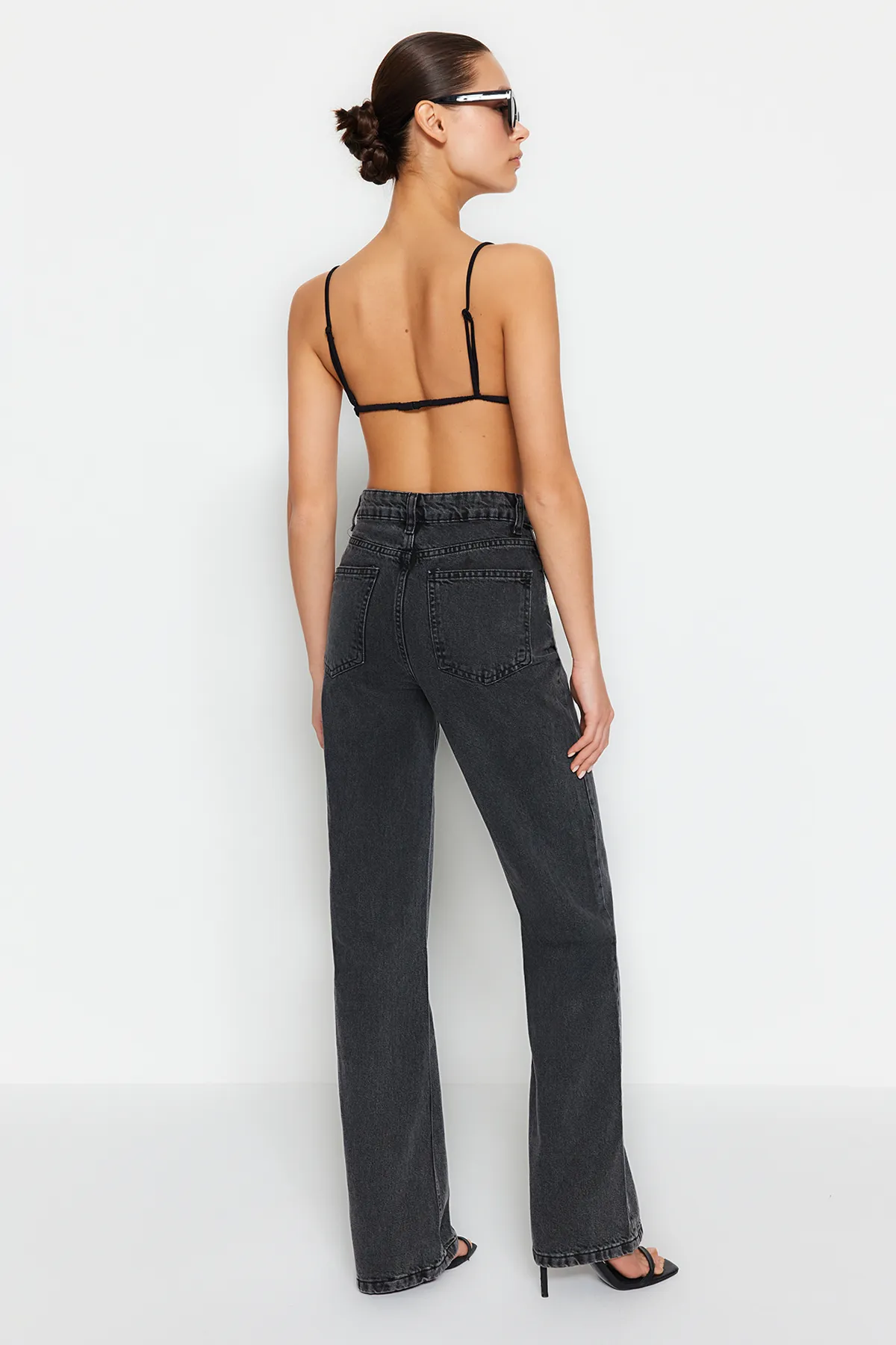 Trendyol Collection  Anthrazitfarbene Sommerjeans mit hoher Taille und weitem Bein aus dünnem Stoff TWOSS24JE00020