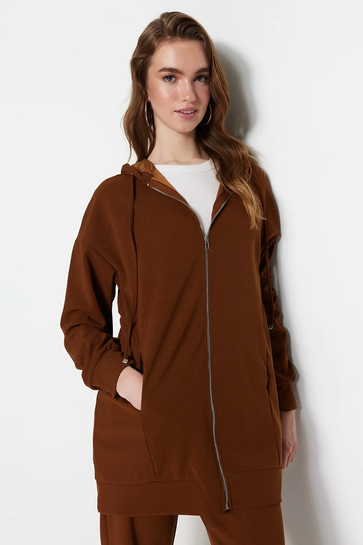 Trendyol Modest  Brauner Strick-Trainingsanzug mit Kapuze und Reißverschluss TCTSS21EM0091