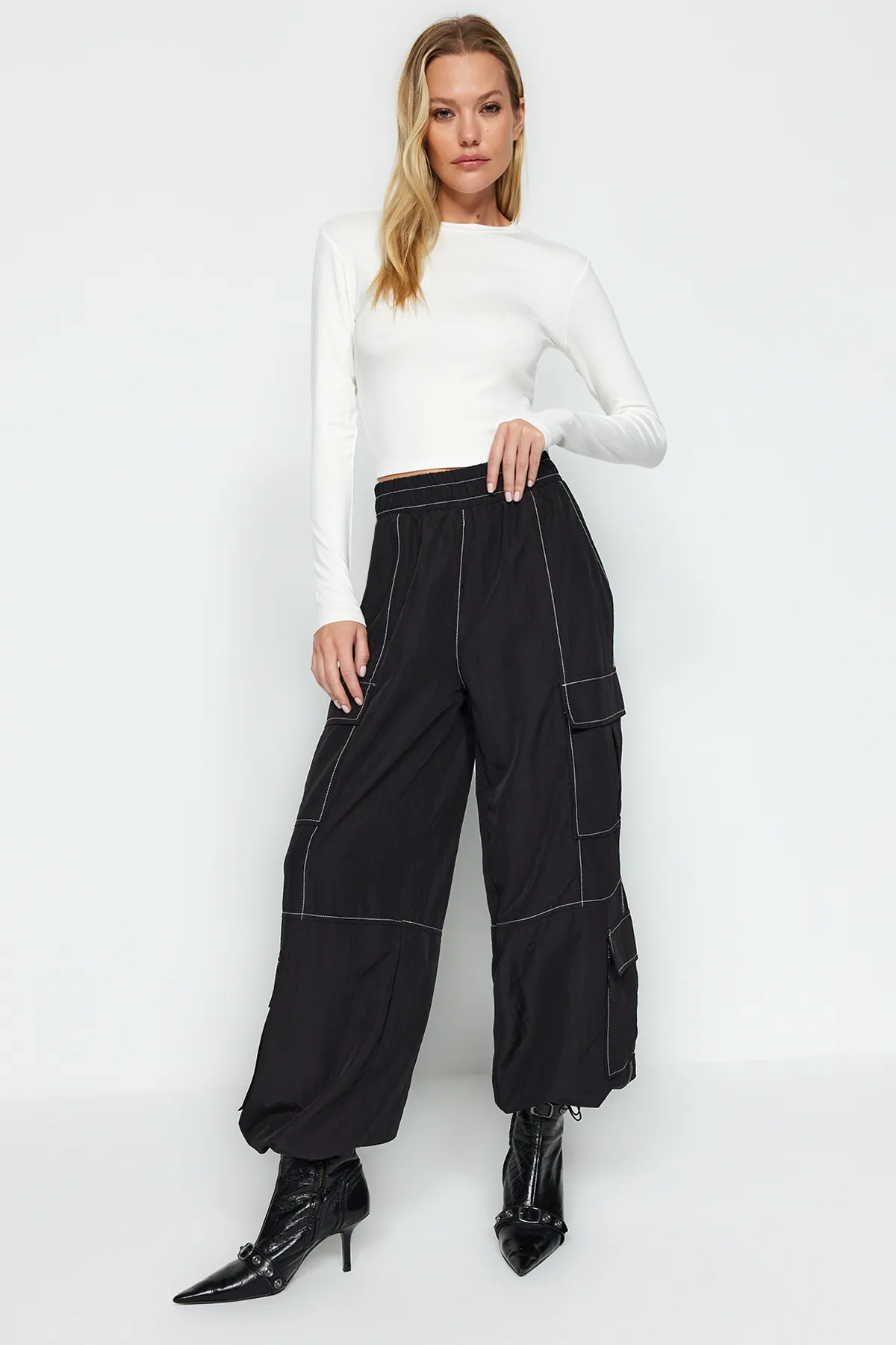 Trendyol Collection  Ecrufarbene Premium-Viskose-Strickbluse mit Rundhalsausschnitt und dehnbarem Schnitt TWOAW24BZ00116