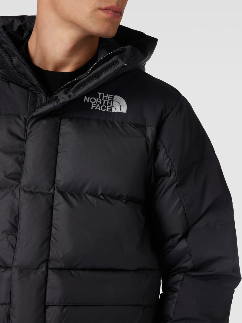 Daunenjacke mit verdecktem Reißverschluss in schwarz