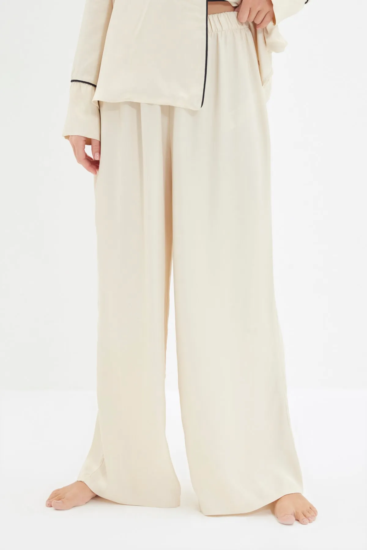 Trendyol Collection  Beiges, zweireihiges Pyjama-Set aus Viskose-Hemd und -Hose mit Paspelierung THMAW22PT1109