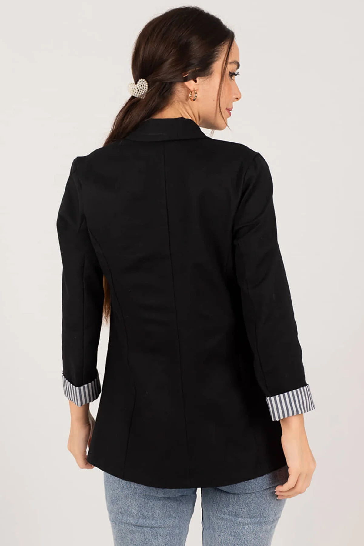 armonika  Schwarze Damenjacke mit einem Knopf und gestreiften Innenärmeln ARM-22K001122
