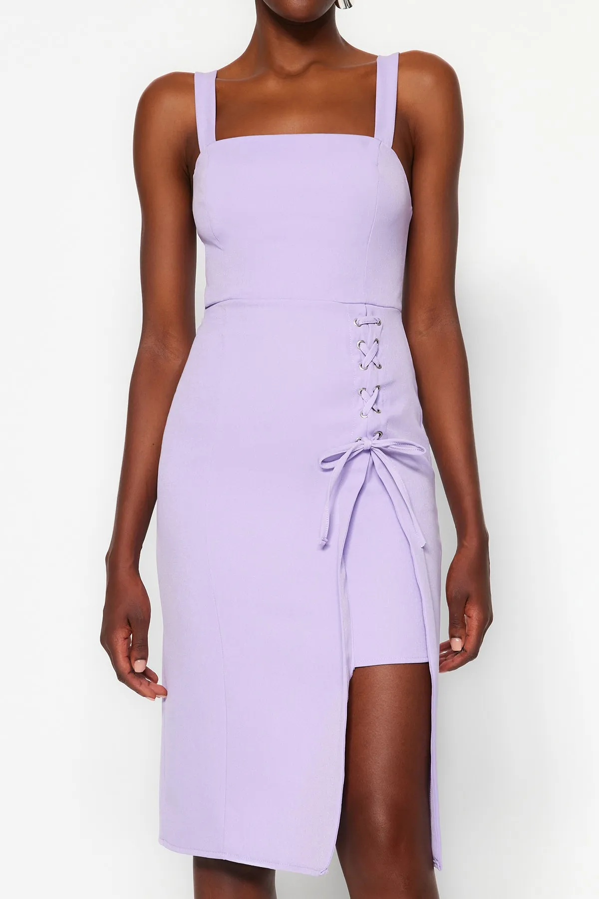 Trendyol Collection  Fliederfarbenes, figurbetontes Midi-Webkleid mit Ösen und detailliertem Schlitz und quadratischem Kragen TWOSS19EL0079