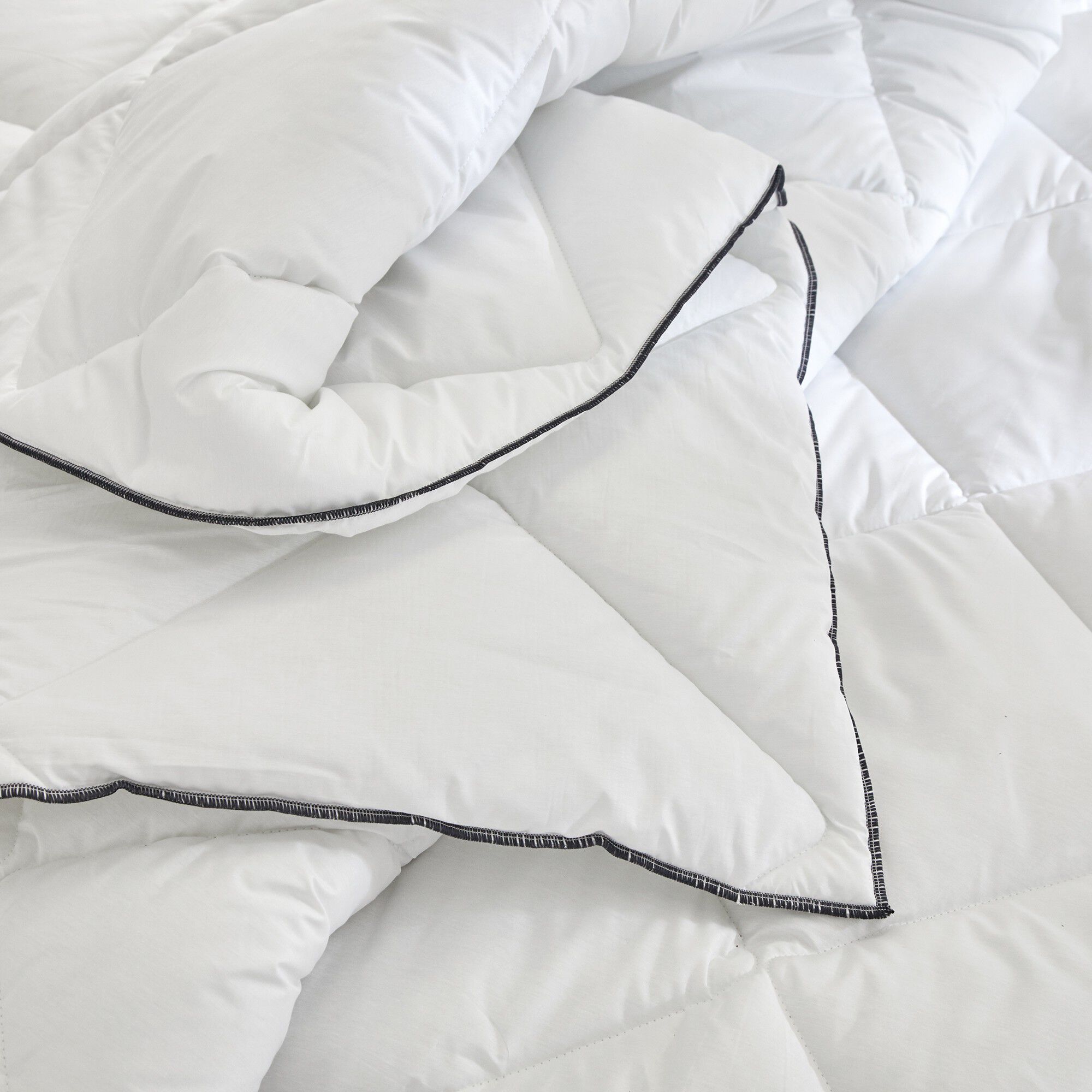 EDONA Couette confort 400 g/m² piquage serré fabriquée en France, collection 