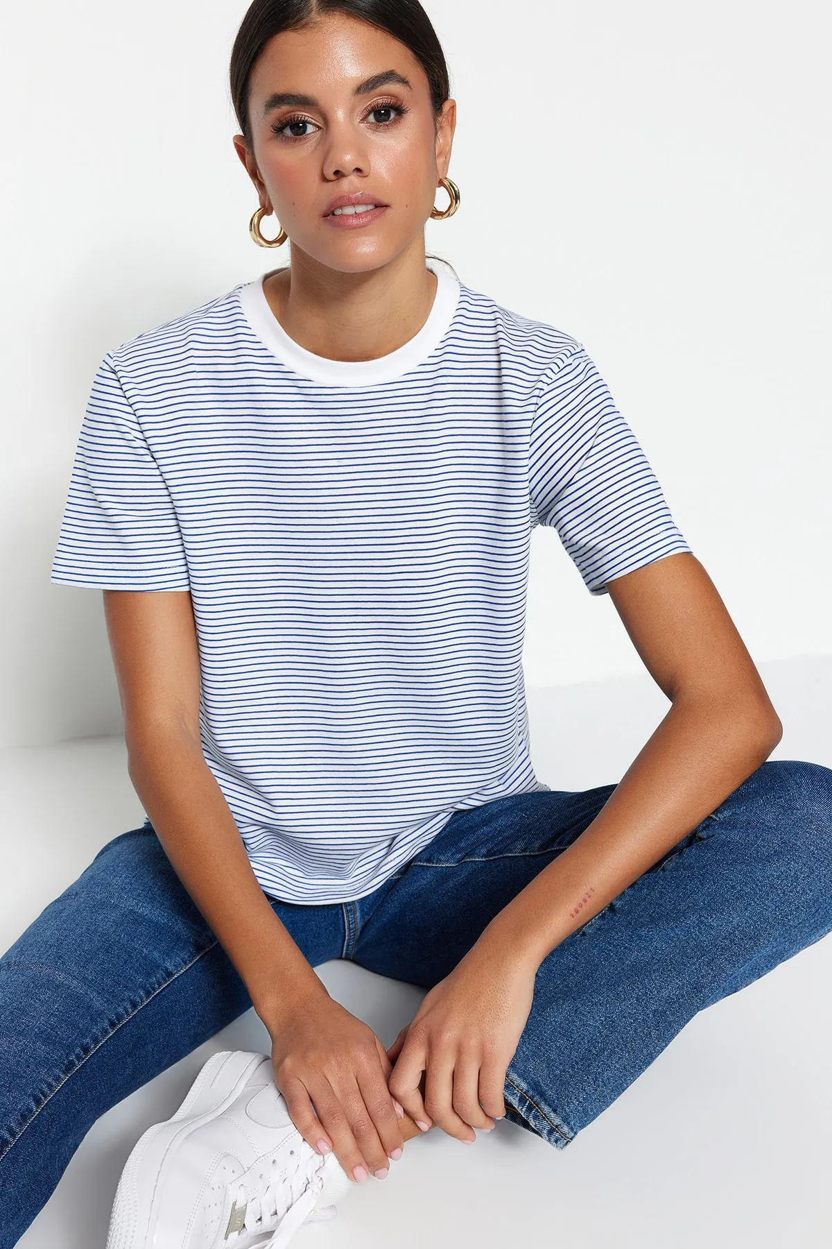 Trendyol Collection  Marineblaues, ecrufarbenes, gestreiftes Premium Basic-Strick-T-Shirt mit Rundhalsausschnitt und normaler Passform TWOSS23TS00043