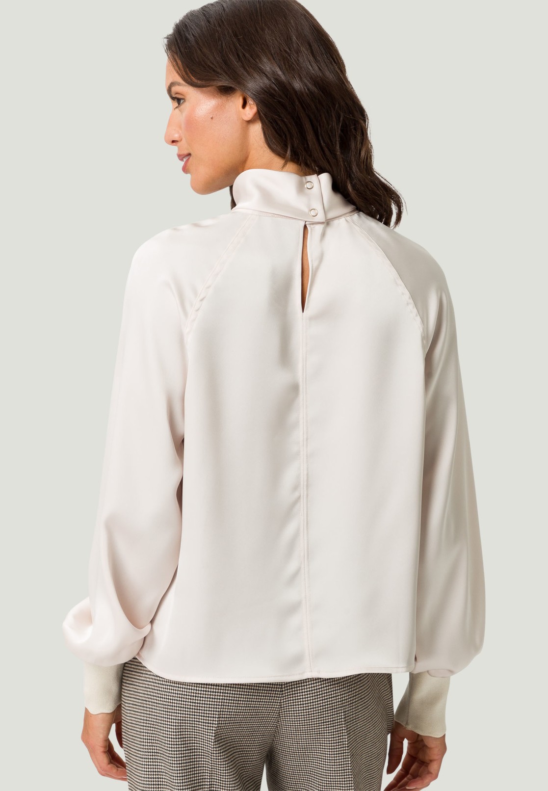 Satinbluse mit Rollkragen