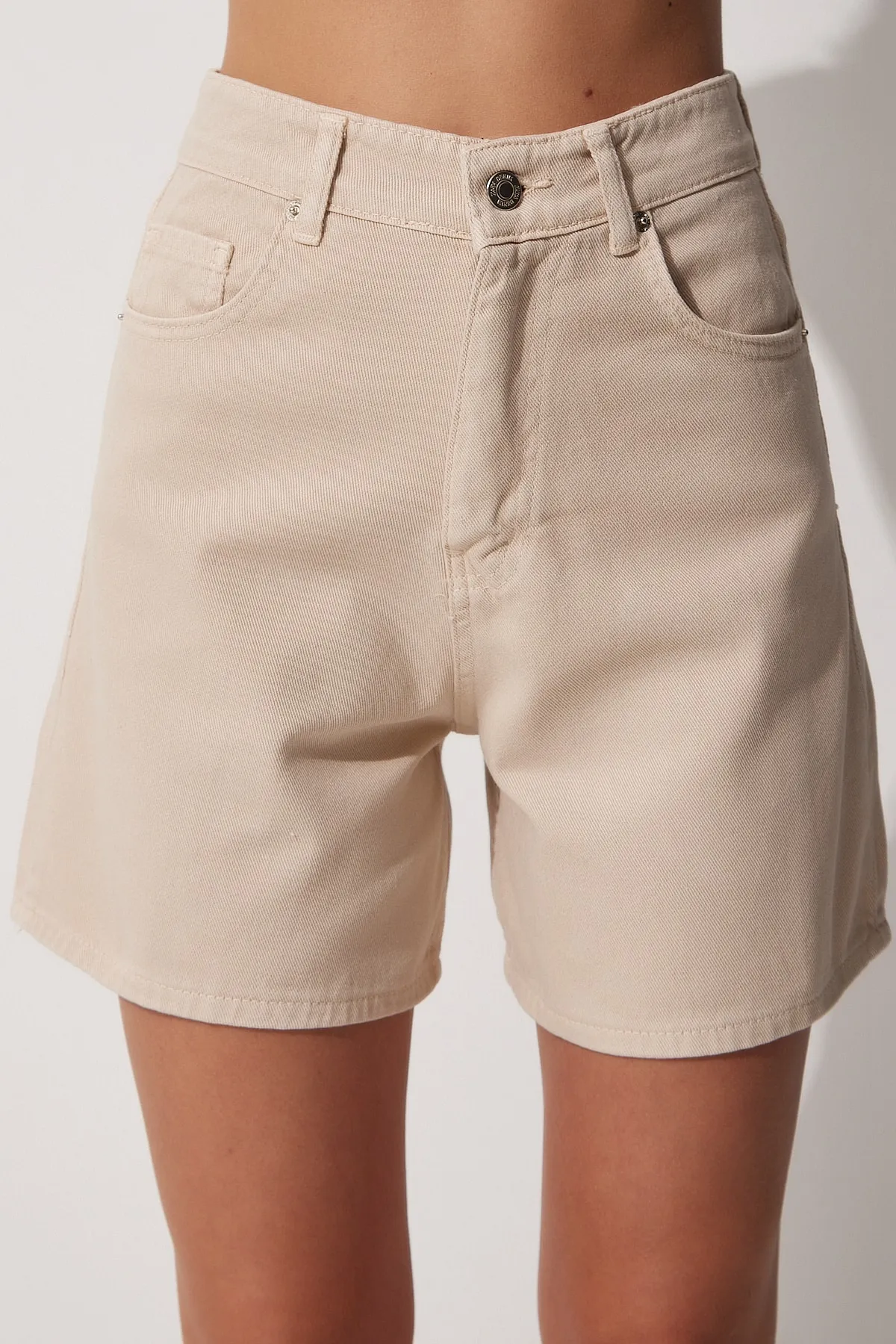Happiness İstanbul  Cremefarbene Bermuda-Jeansshorts für Damen RH00016