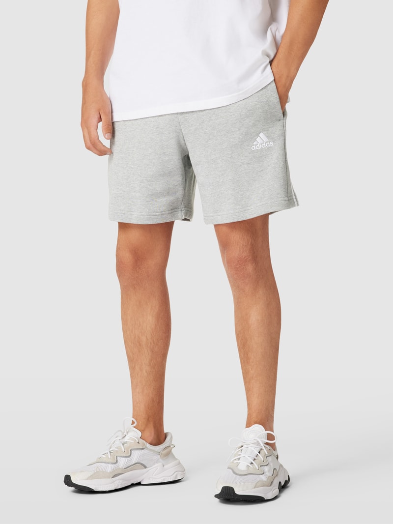 Sweatshorts mit Label-Stitching in hellgrau meliert
