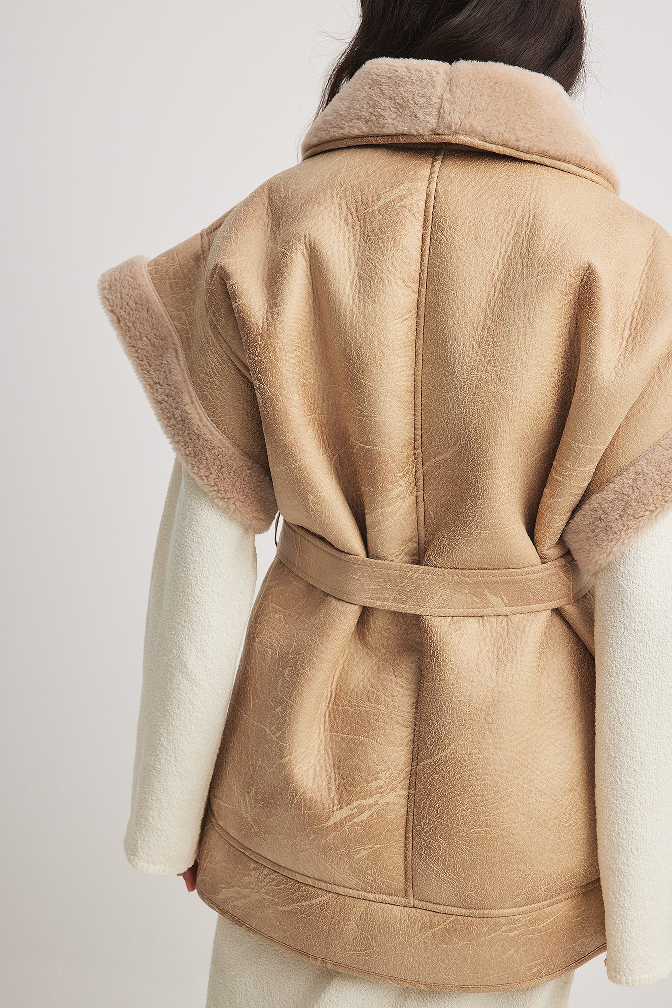 Shearling-Weste mit Gürtel