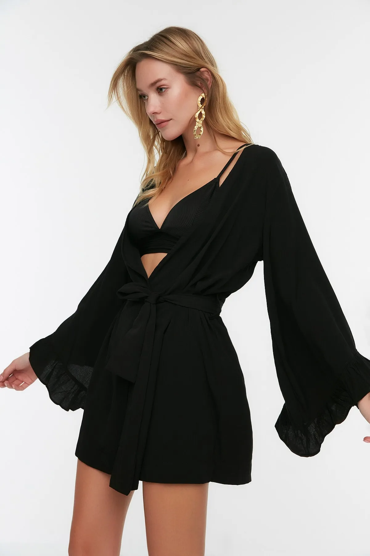 Trendyol Collection  Schwarzer, gewebter Mini-Kimono und Kaftan mit Gürtel und Gürtel TBESS21KM0002