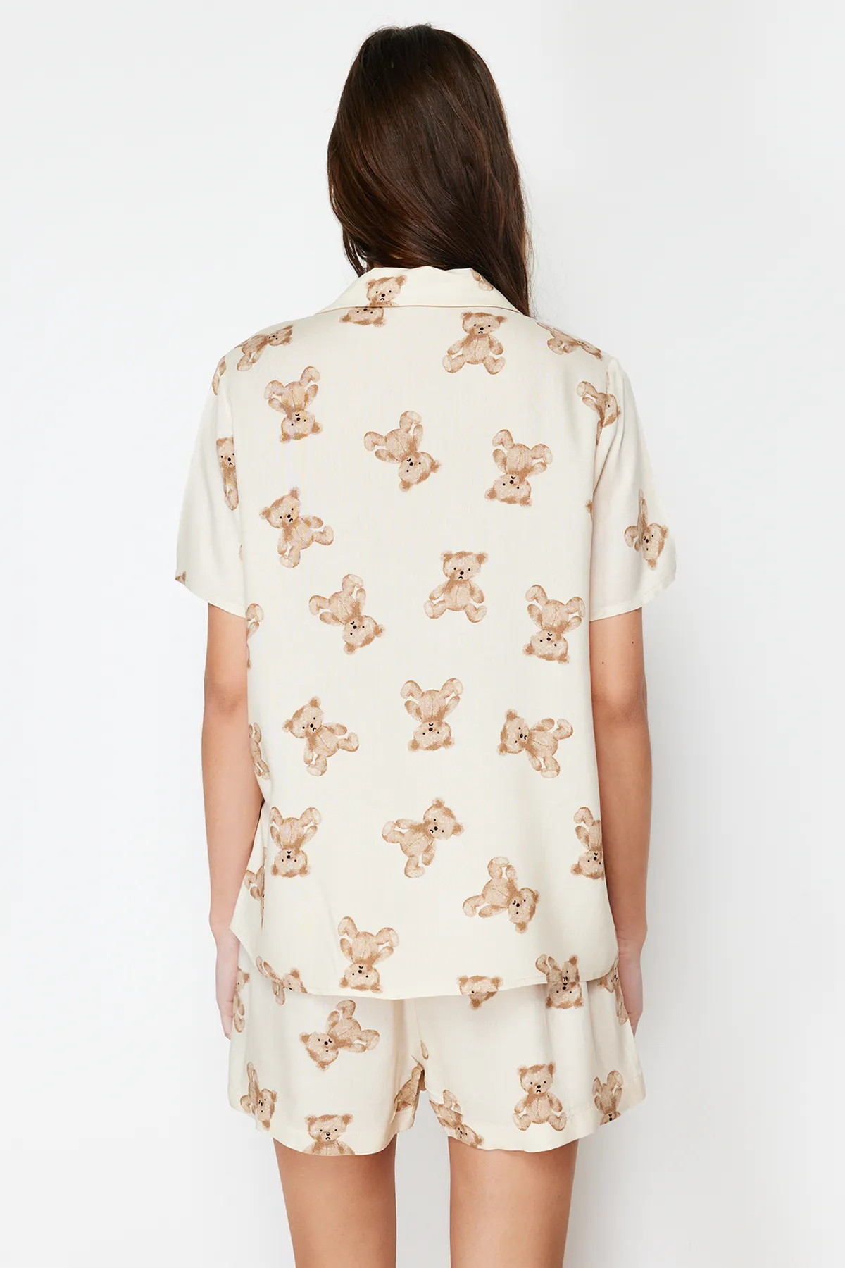Trendyol Collection  Beigefarbenes Pyjama-Set aus gewebter Viskose mit Teddybär-Muster THMSS24PT00067