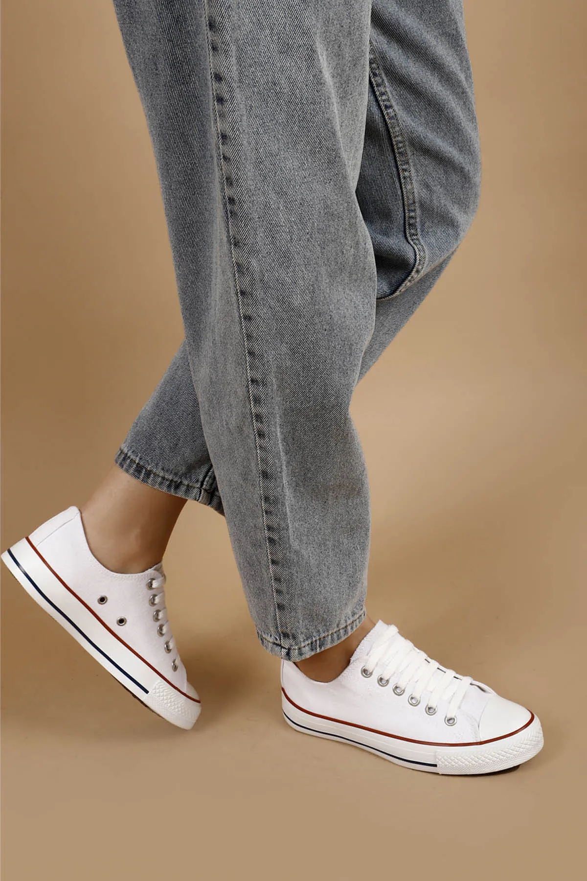 GÖNDERİ(R)  Weißer, geschnürter, sportlicher Damen-Sneaker aus Leinen mit flacher Sohle 35222