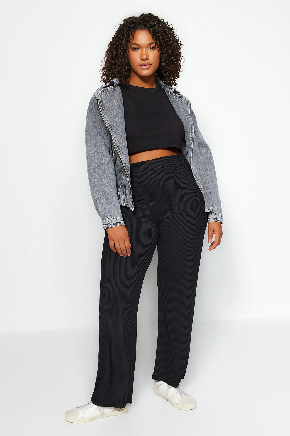 Trendyol Curve  Schwarze, weit geschnittene Strickhose TBSSS23AR00003
