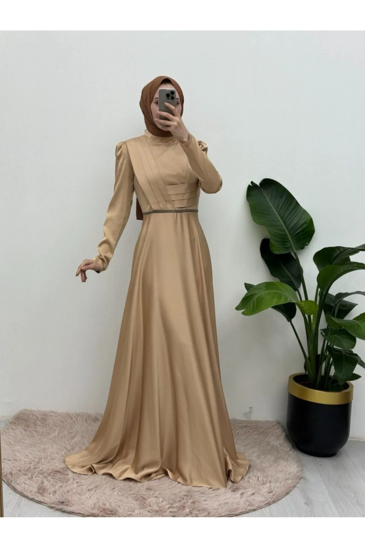 Modamorfo  Satin-Abendkleid mit drapierter Vorderseite und Perlendetail an der Taille