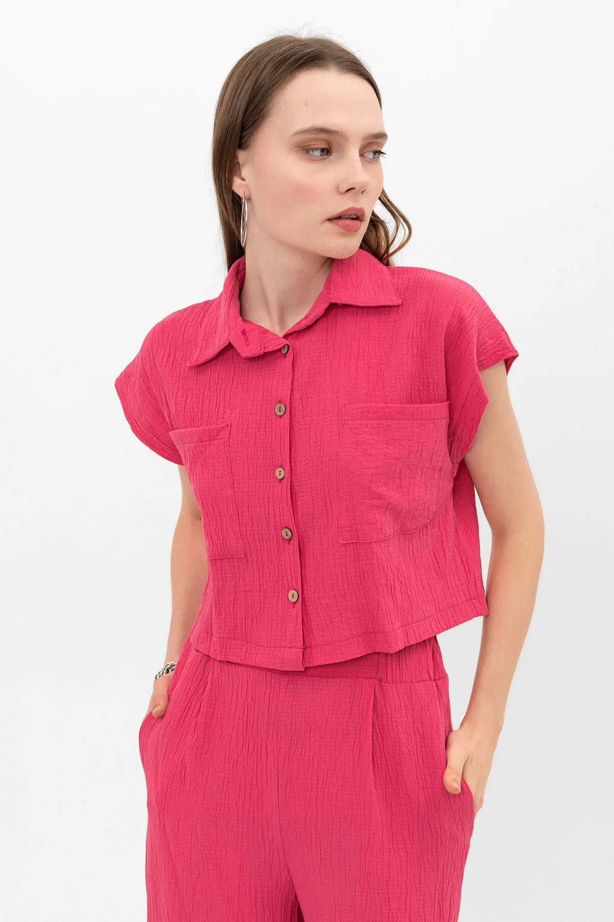 Domoda  Fuchsiafarbenes Crop-Hemd mit Knöpfen und Palazzo-Hosen mit weitem Bein