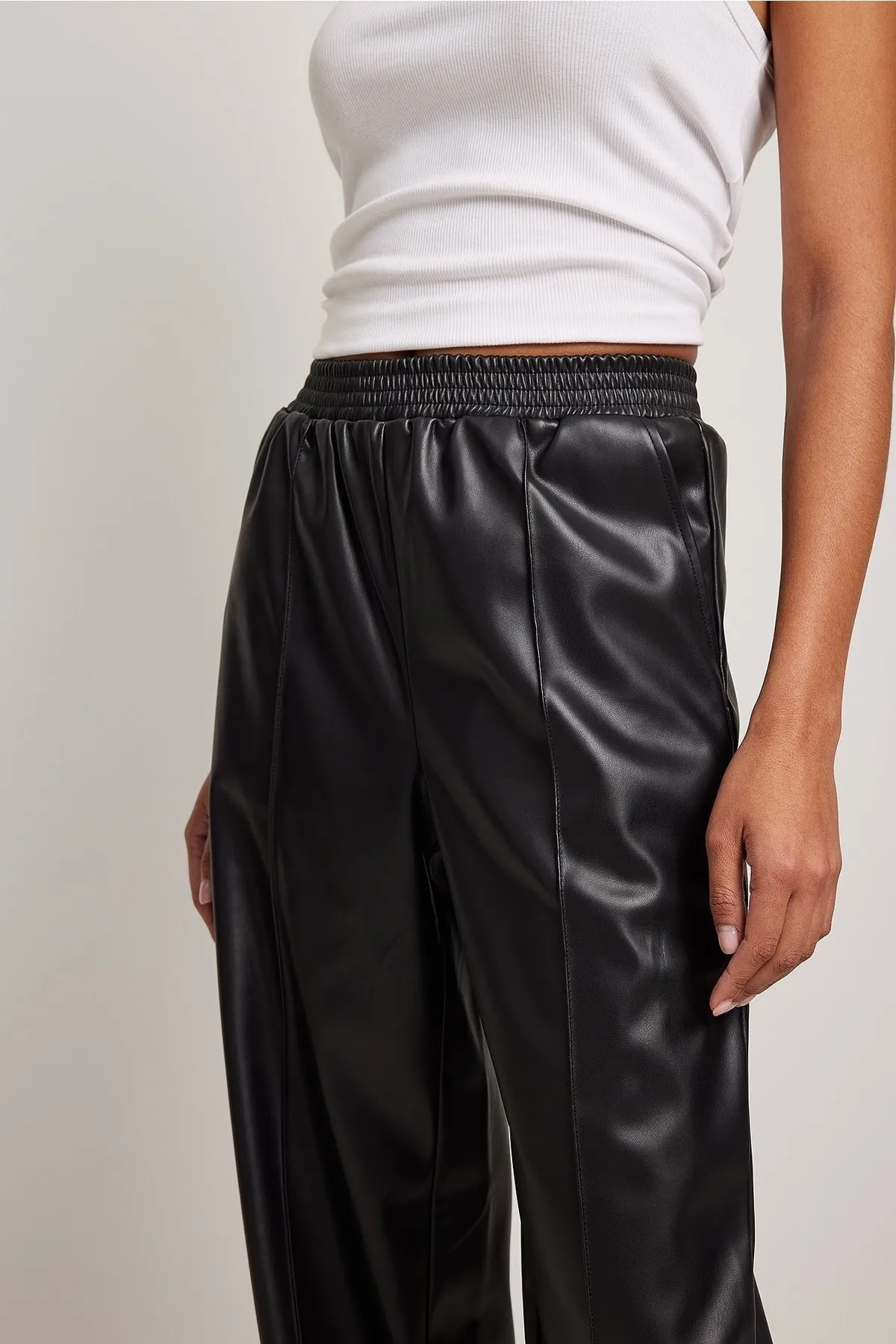 NA-KD  PU-Hose mit elastischem Bund