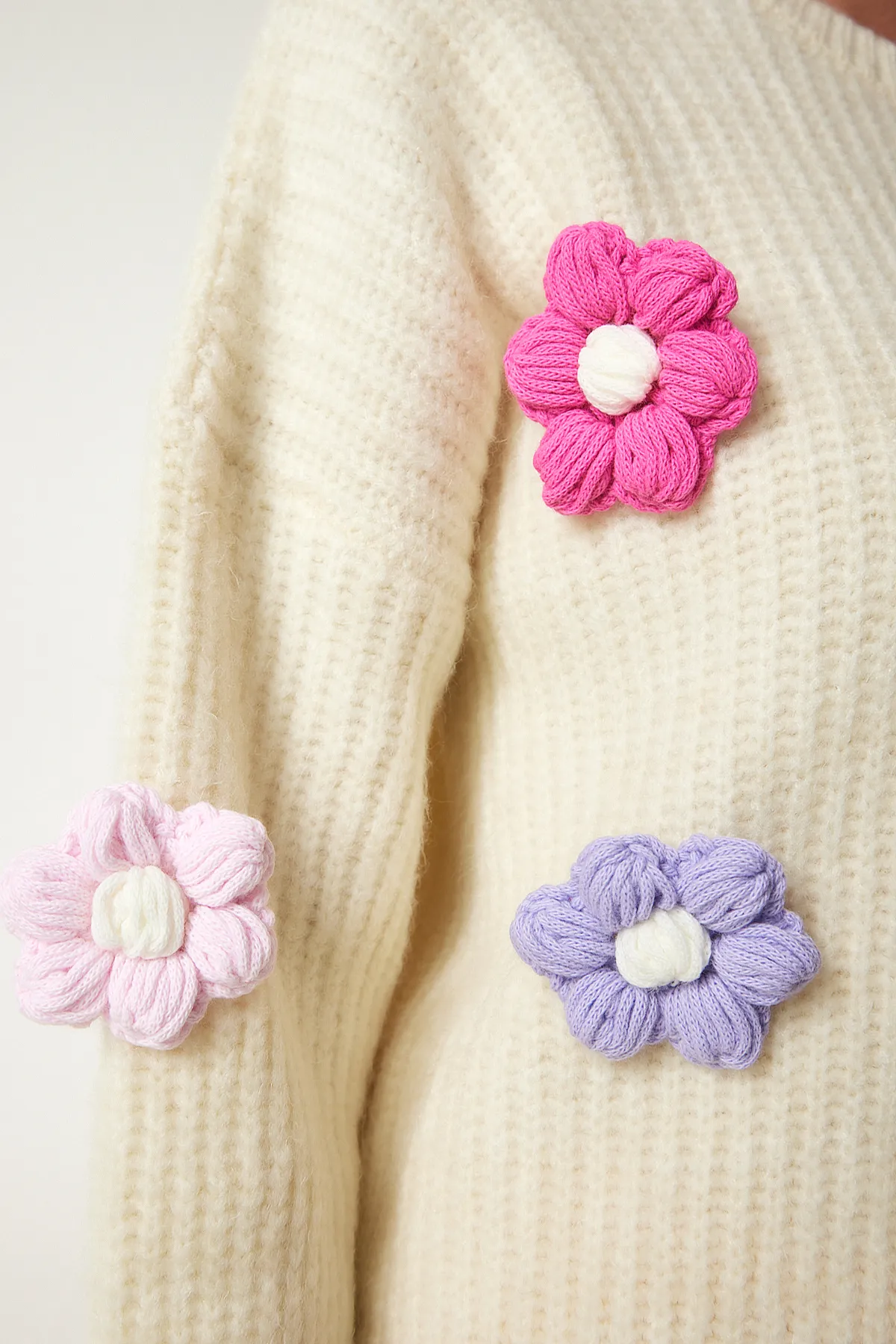 Happiness İstanbul  Ecrufarbener Oversize-Strickpullover mit Blumen-Accessoires für Damen PF00031