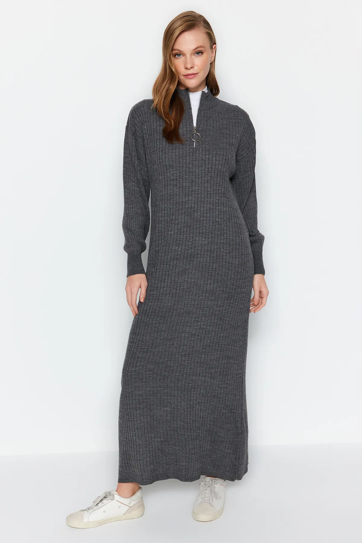 Trendyol Modest  Anthrazitfarbenes Rippstrickkleid mit Kragen und Reißverschluss TCTAW24EB00128