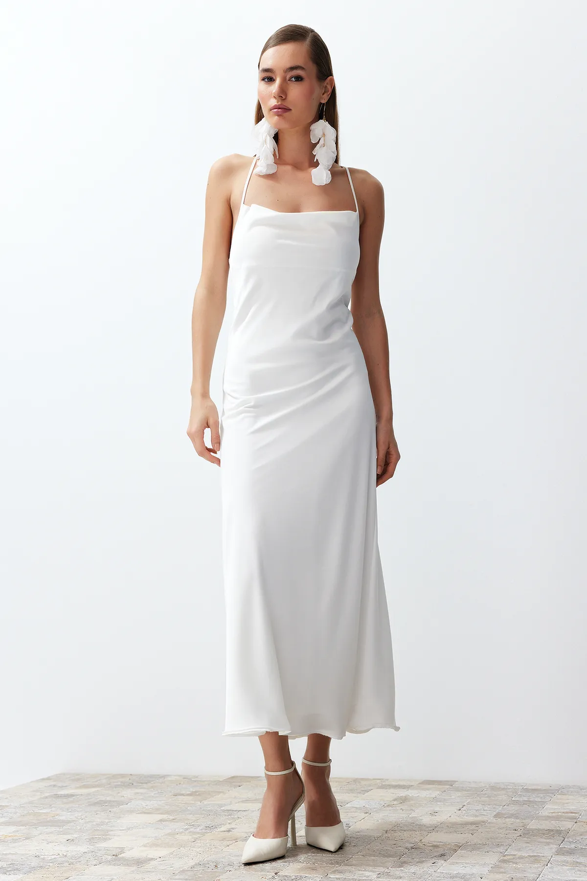 Trendyol Collection  Weißes Brautaccessoire aus Satin für Hochzeit/Nikah, elegantes Abendkleid TPRSS24EL00002