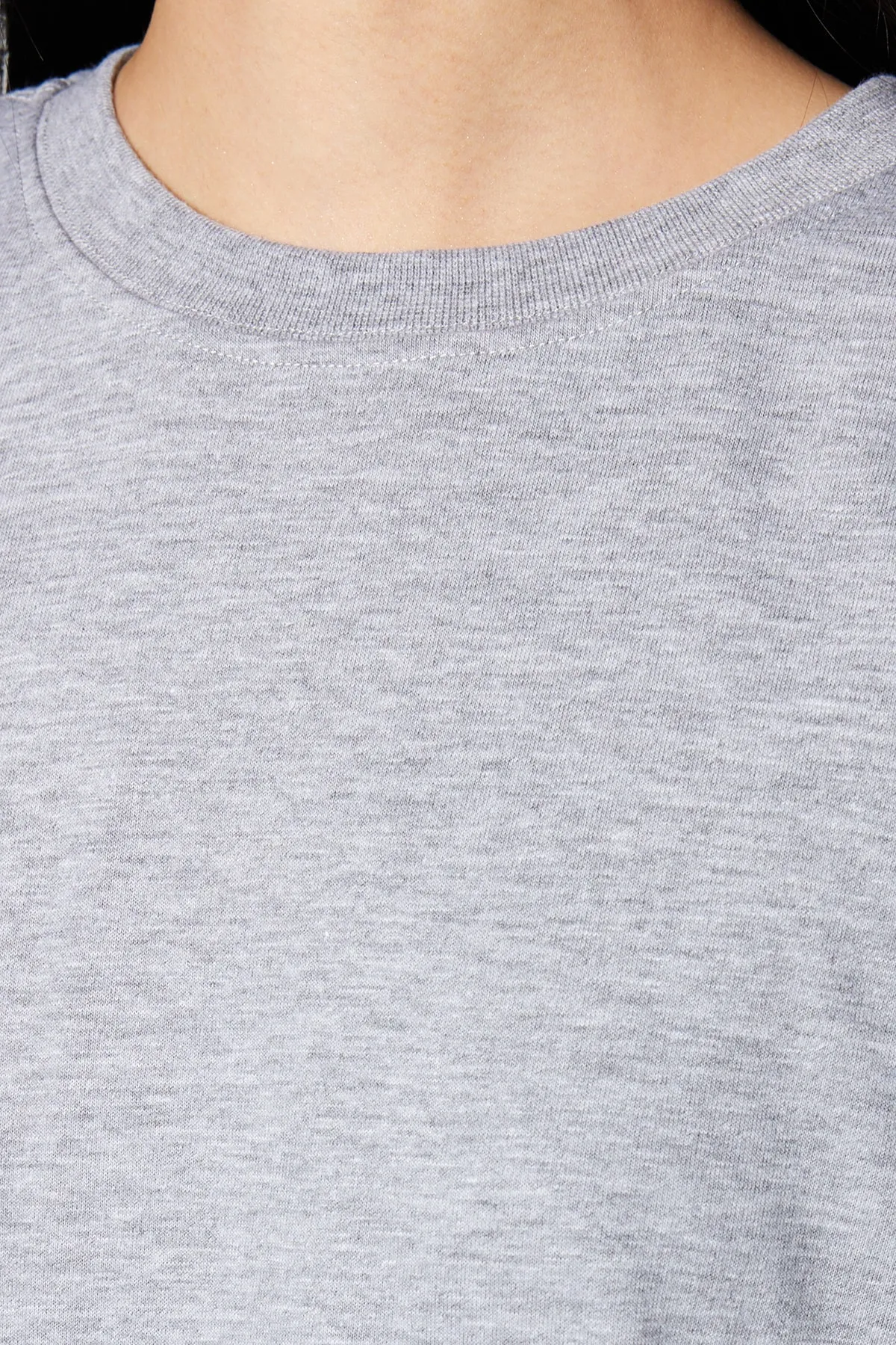 Trendyol Collection  Grau meliertes Premium-Strick-T-Shirt in Übergröße/weiter Passform mit Rundhalsausschnitt TWOSS23TS00040