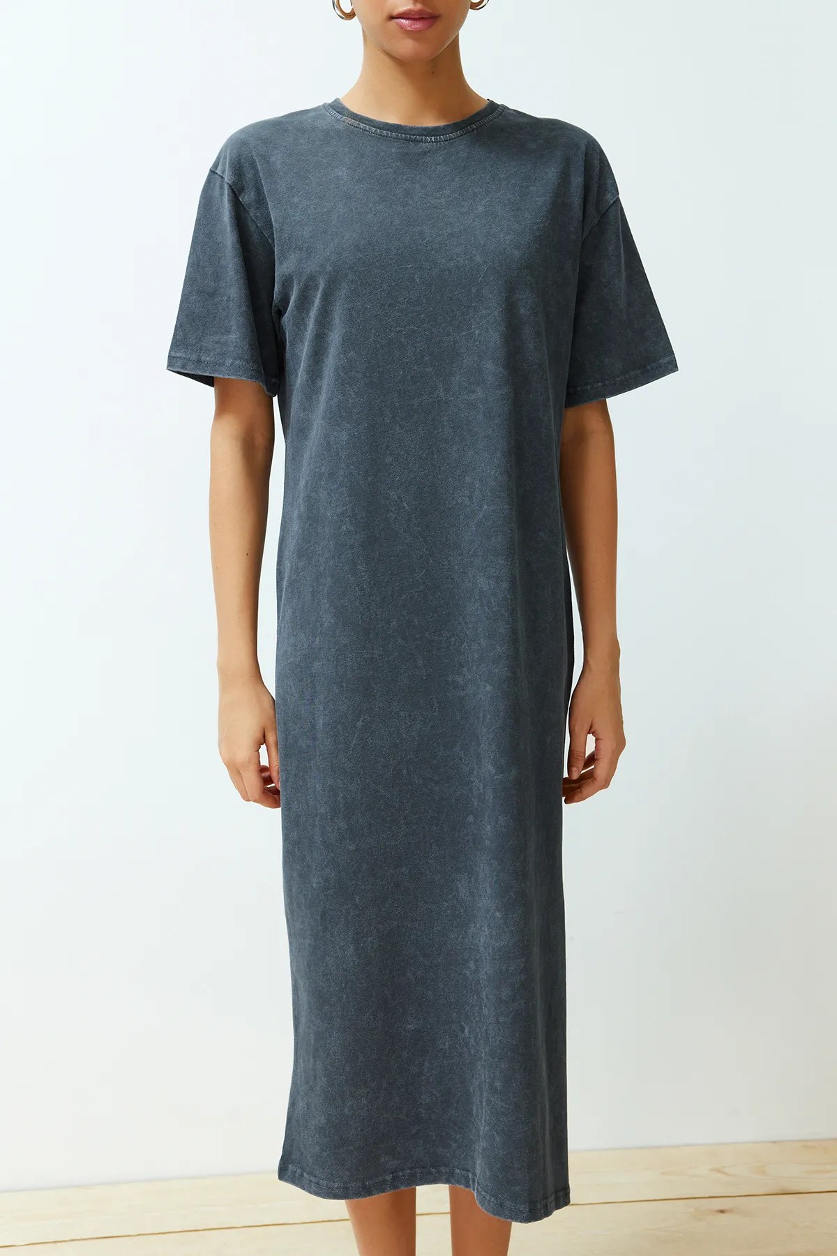 Trendyol Collection  Anthrazitfarbenes, 100 % Baumwolle, geschlitztes T-Shirt-Kleid mit Used-Look und bequemer Passform TWOSS24EL00140