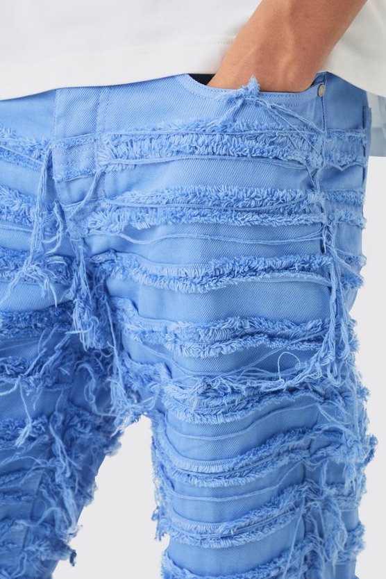 Lockere blaue Jeans mit Rissen
