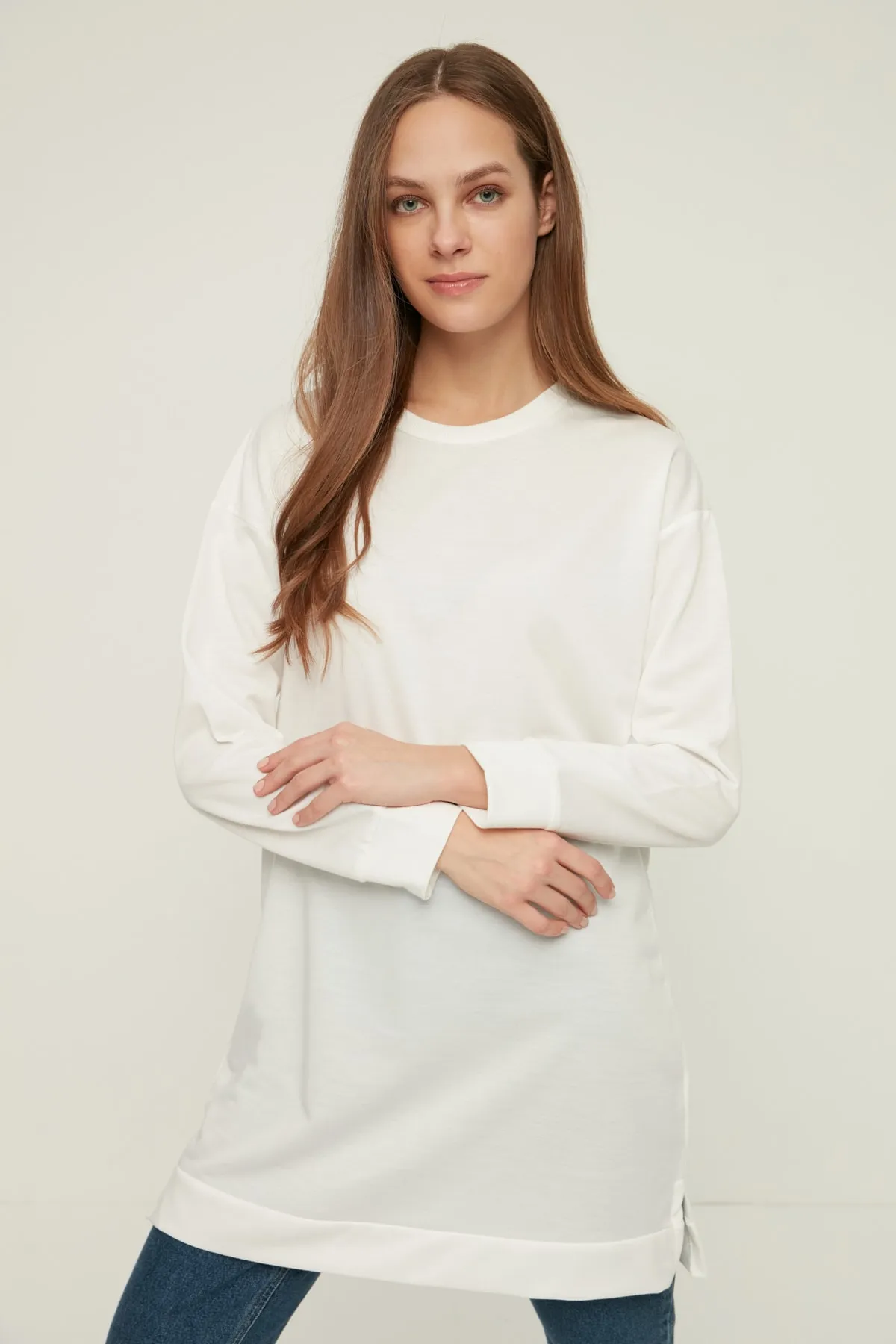 Trendyol Modest  Ecrufarbenes Basic-Strick-Sweatshirt mit Rundhalsausschnitt und Schlitz und detailliertem Ausschnitt TCTAW22TW0138