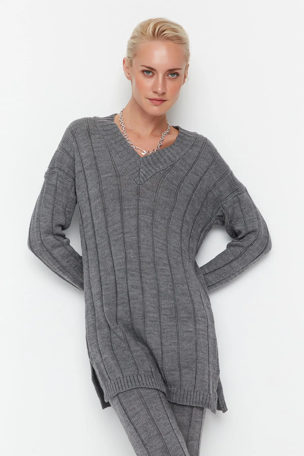 Trendyol Collection  Graues Oversize-Pullover-Hose mit V-Ausschnitt, Strickoberteil und -unterteil-Set TWOAW22AU0229