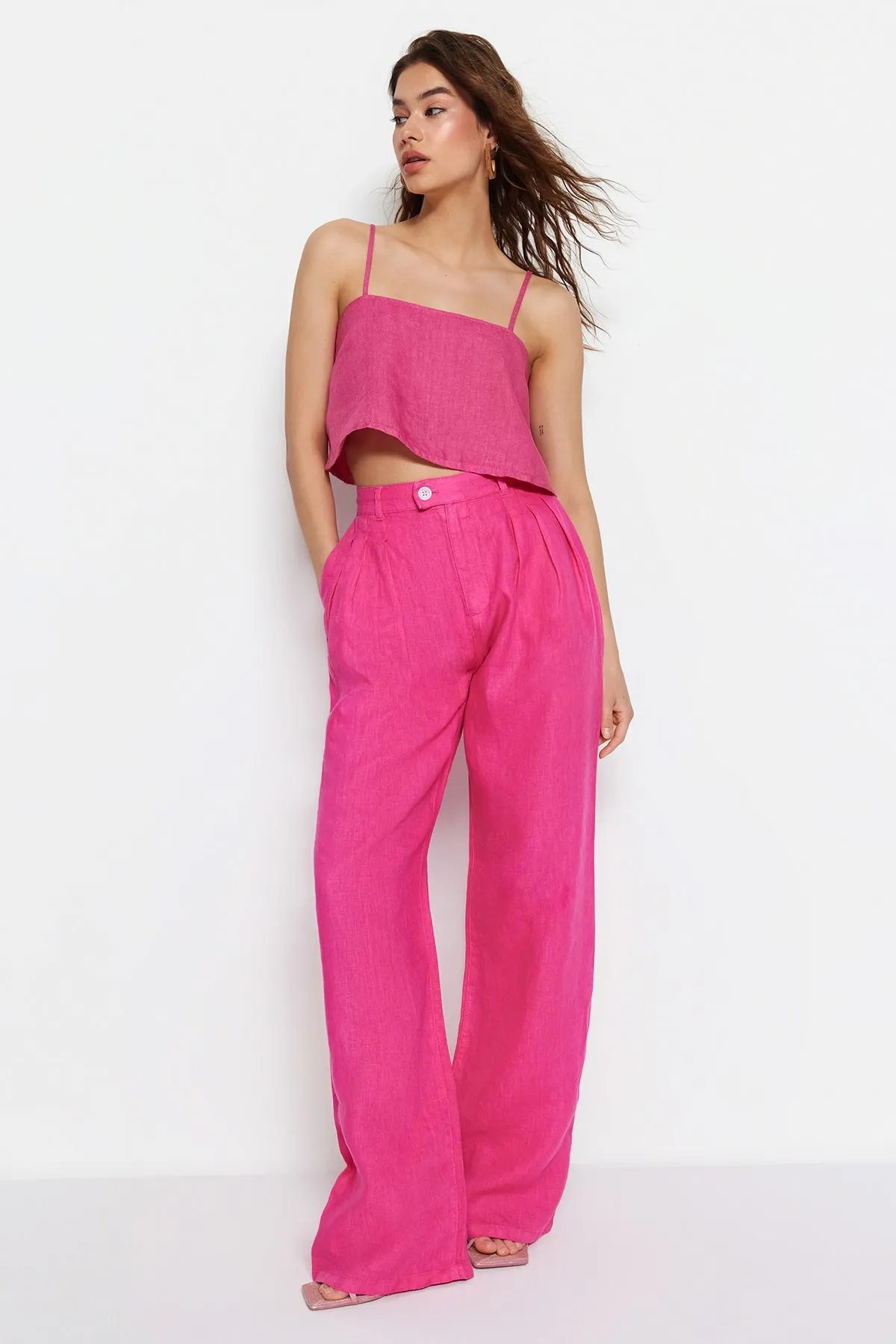 Trendyol Collection  Rosa Plissierte Hose aus 100 % Leinen mit hoher Taille und weitem Bein TWOSS23JE00294