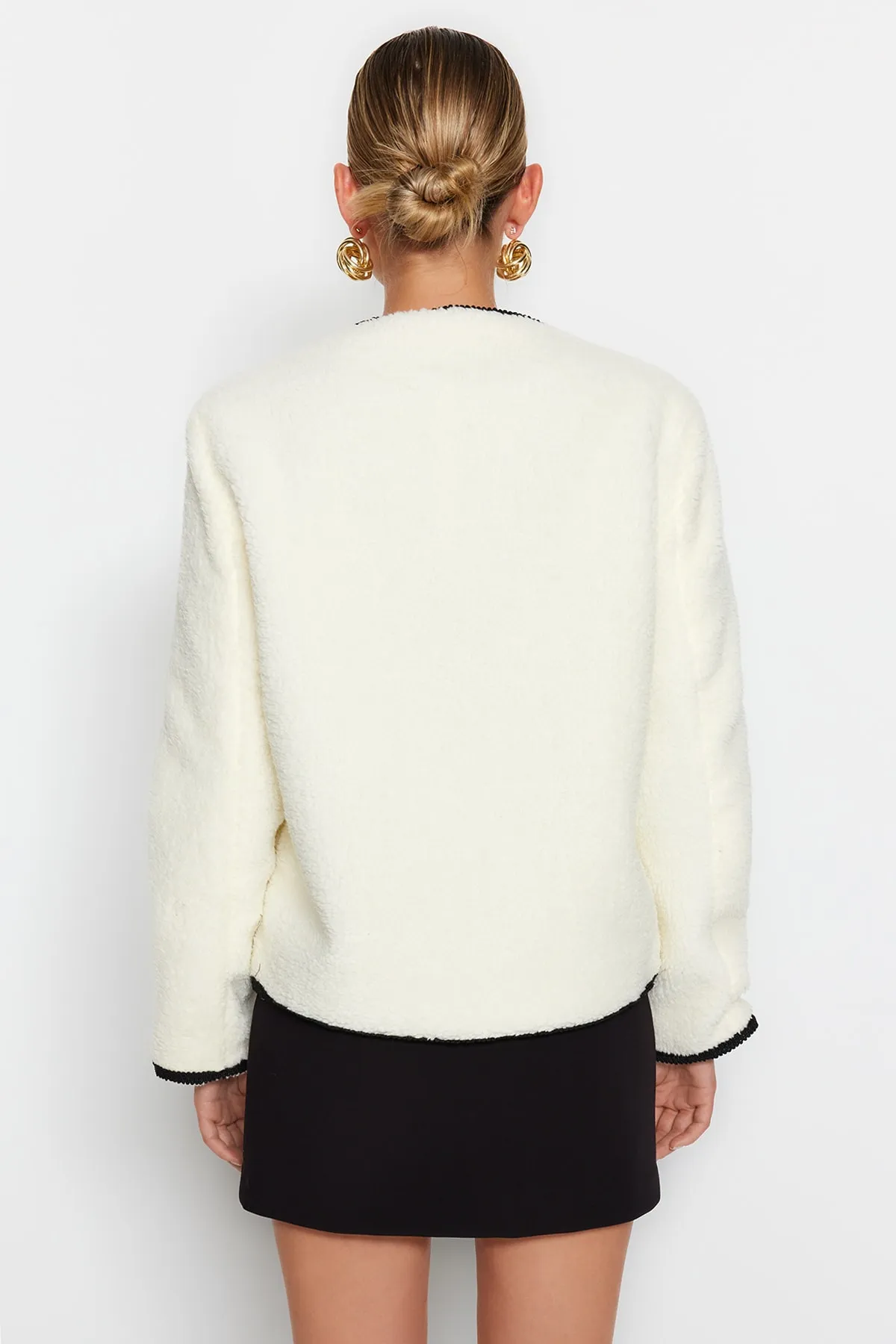 Trendyol Collection  Ecrufarbener Plüsch-Jackenmantel mit Taschendetail TWOAW24MO00010
