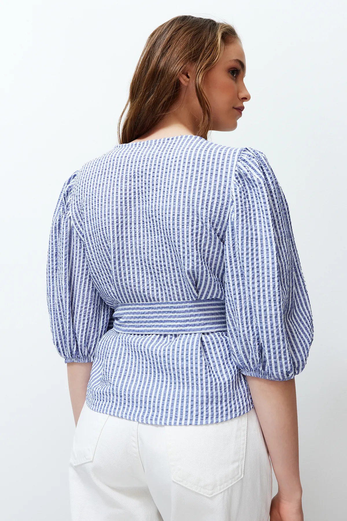 Trendyol Collection  Mehrfarbig gestreifte, zweireihige, mit Schnürung versehene, detaillierte Seersucker-Gewebebluse TWOSS24BZ00345
