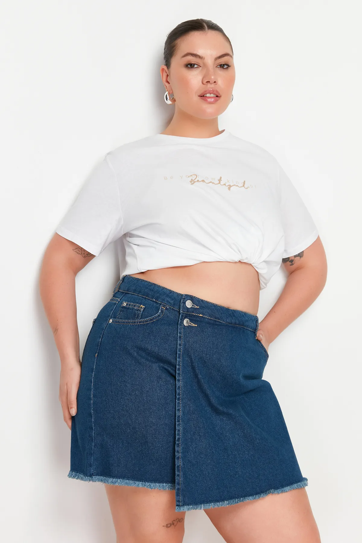 Trendyol Curve  Dunkelblauer Shorts-Rock mit hohem Taillensaum und Quasten TBBSS23AP00008