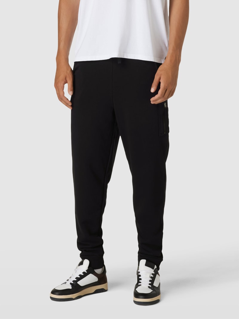 Sweatpants mit Cargotasche in schwarz