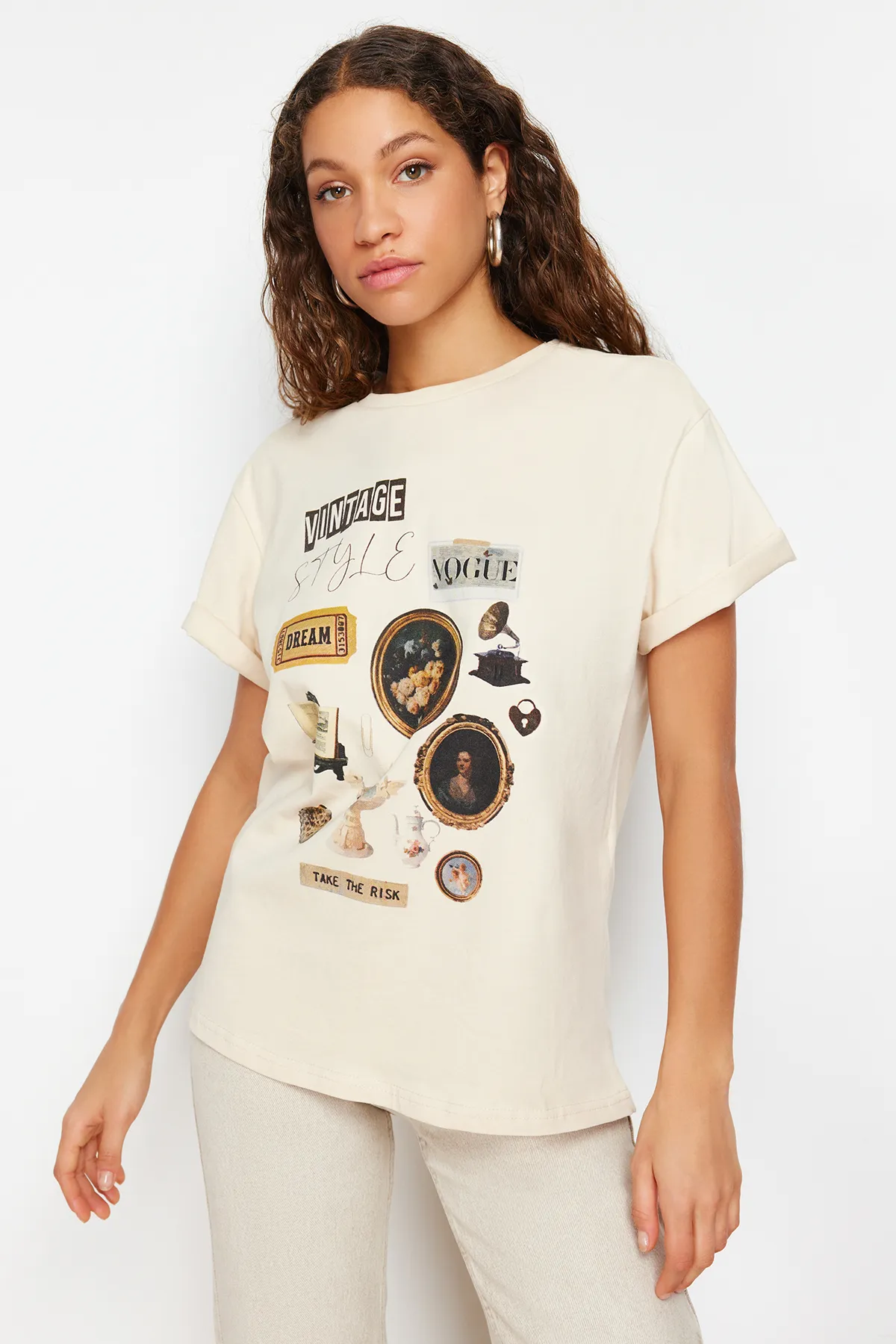 Trendyol Collection  Hochwertiges Stone-Strick-T-Shirt aus 100 % Baumwolle mit Print in Übergröße/weiter Passform und Rundhalsausschnitt TWOSS23TS00282