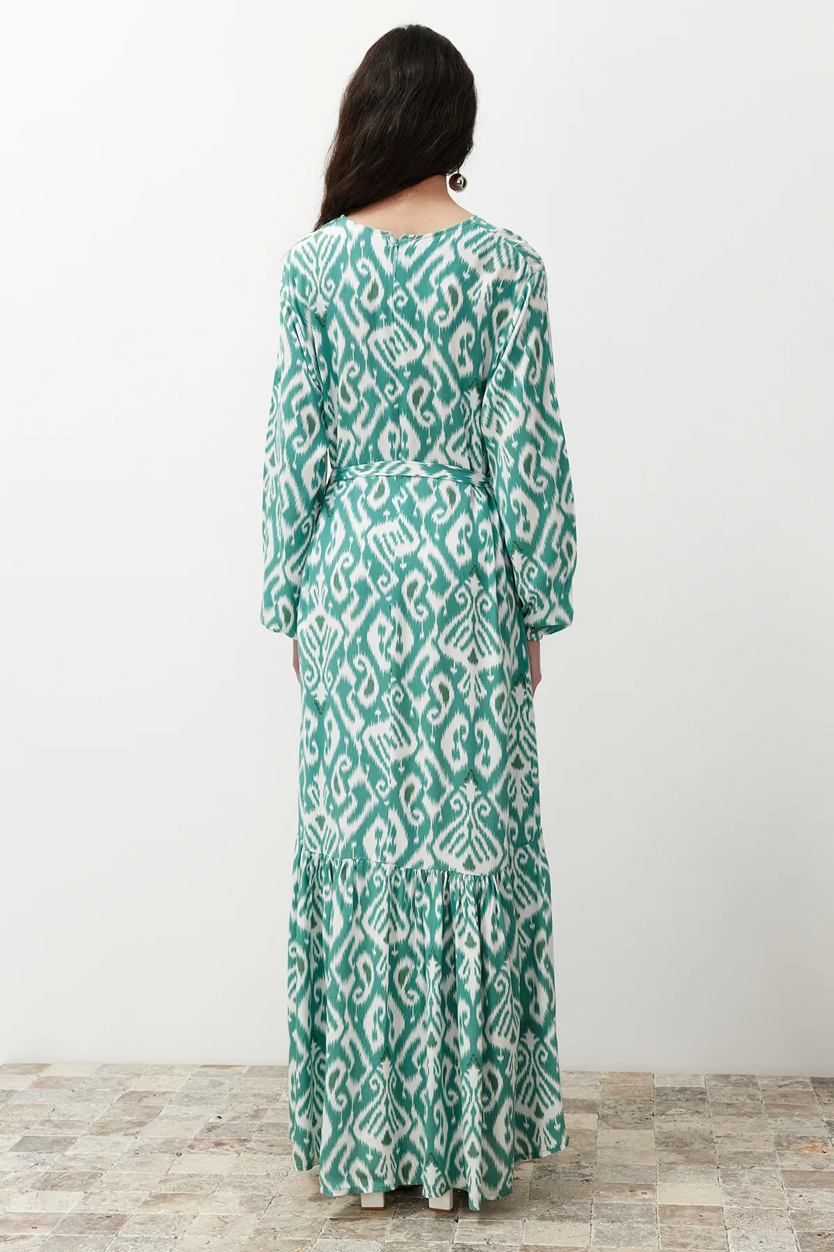 Trendyol Modest  Grünes Kleid aus Viskosegewebe mit Schalkragen und Gürtel TCTSS24EB00240