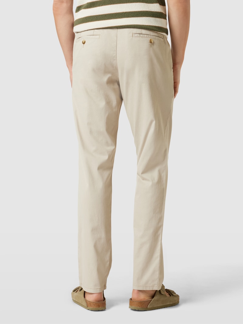 Chino mit französischen Eingrifftaschen in sand