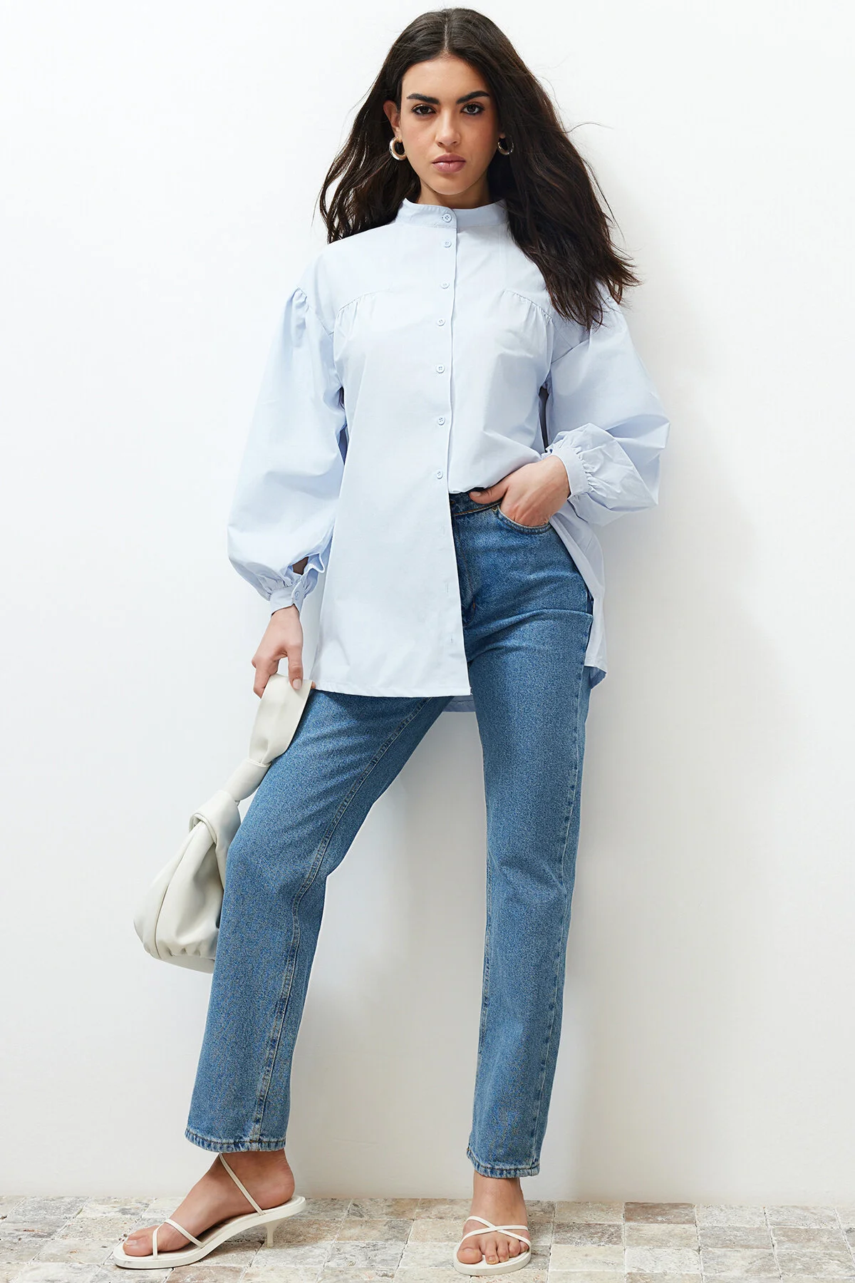 Trendyol Modest  Hellblaues Basic-Webhemd aus Baumwolle mit Rüschendetails TCTSS24TG00055